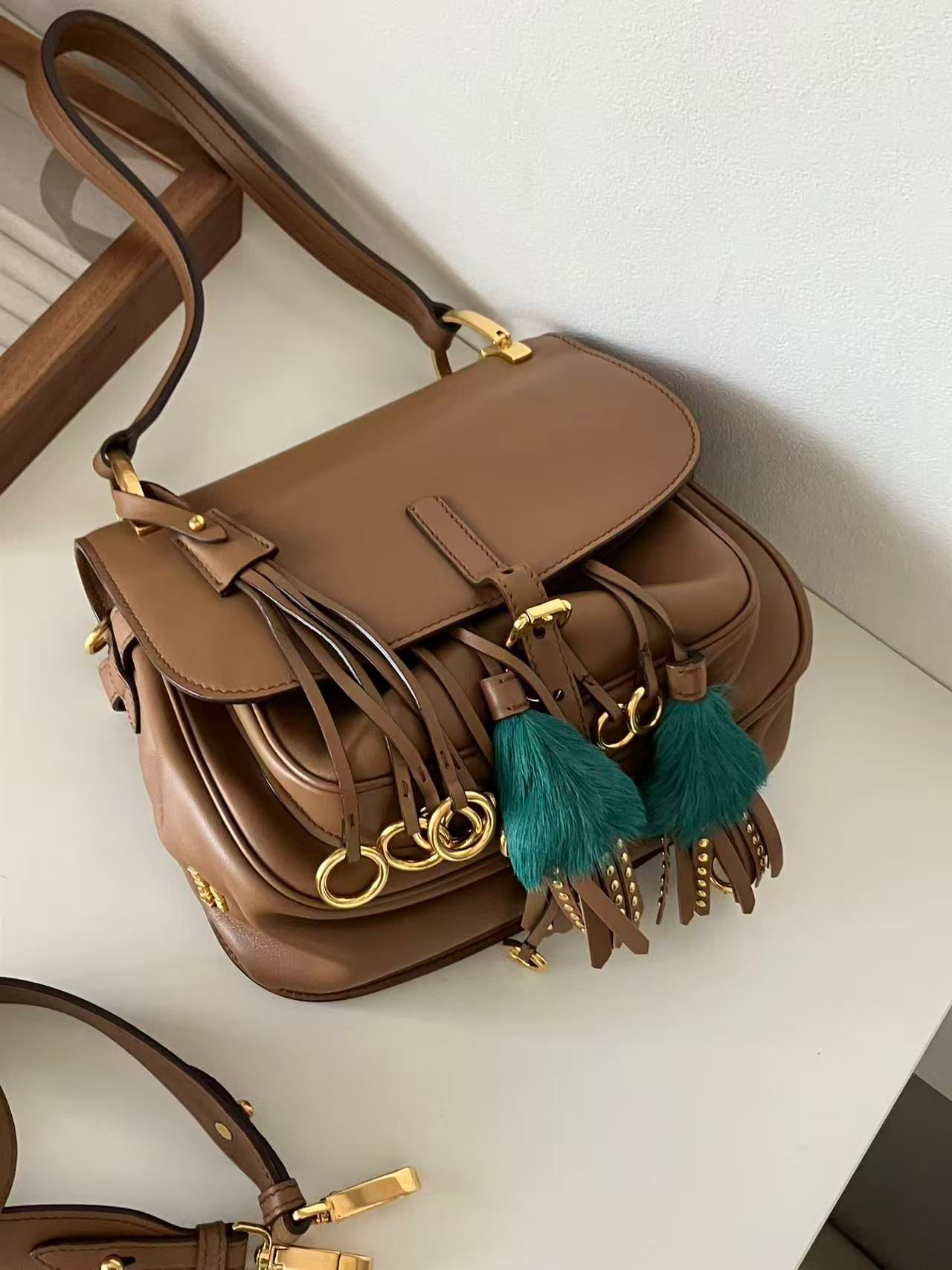 PRADA 秀場藍羽毛全皮郵差包（羽毛可拆卸） 有斜挎肩帶 近新 
$5068