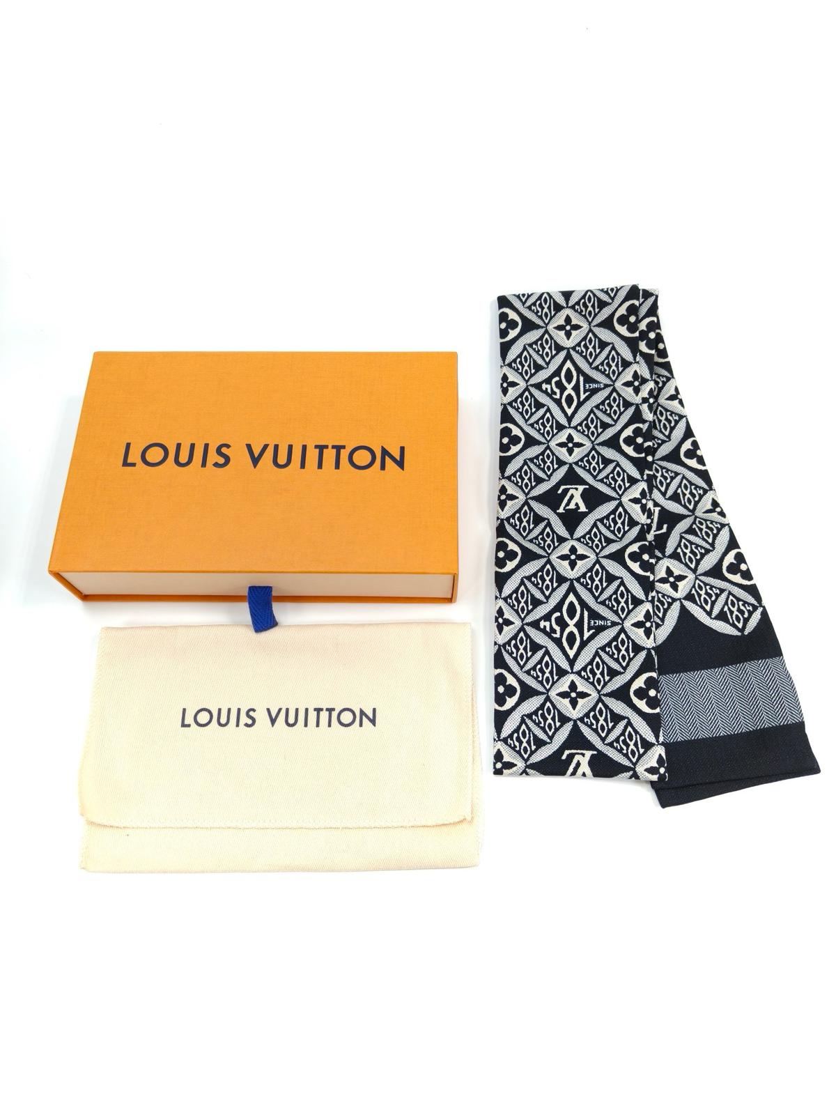 10212 Louis Vuitton MP2825 Black
$2500
