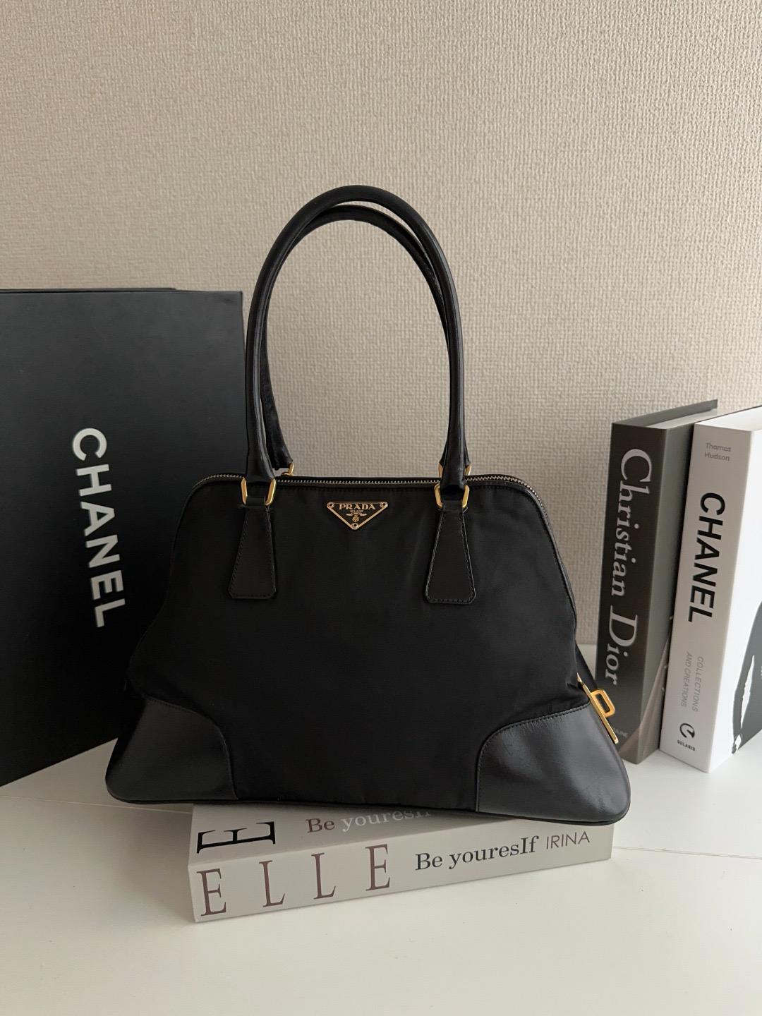 PRADA  手提包 波士頓包
size 34*21*15.5cm
$3228