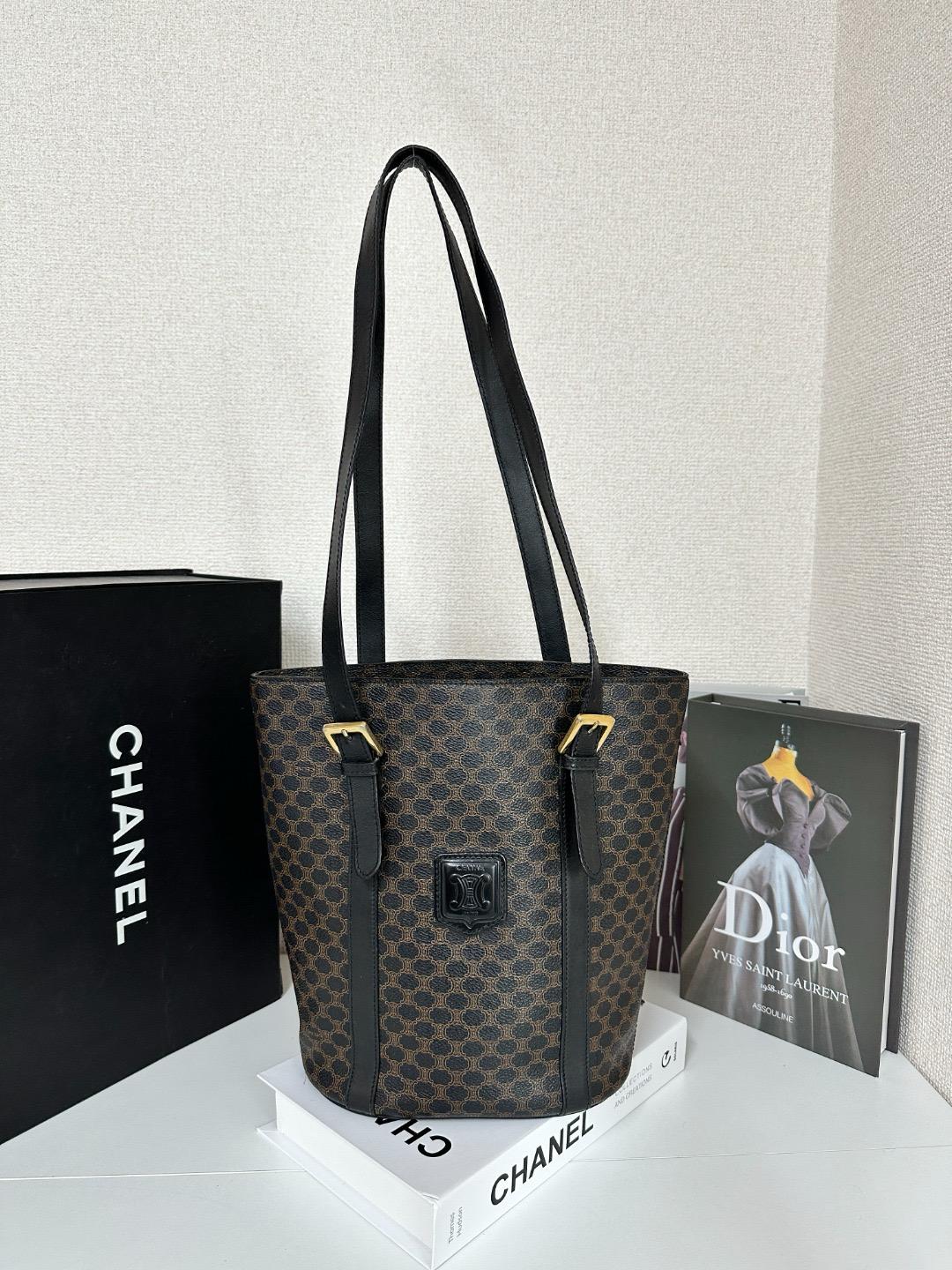 CELINE 馬卡達姆 單肩包
size 21*27*12cm，shoulder 64~72cm
$3180