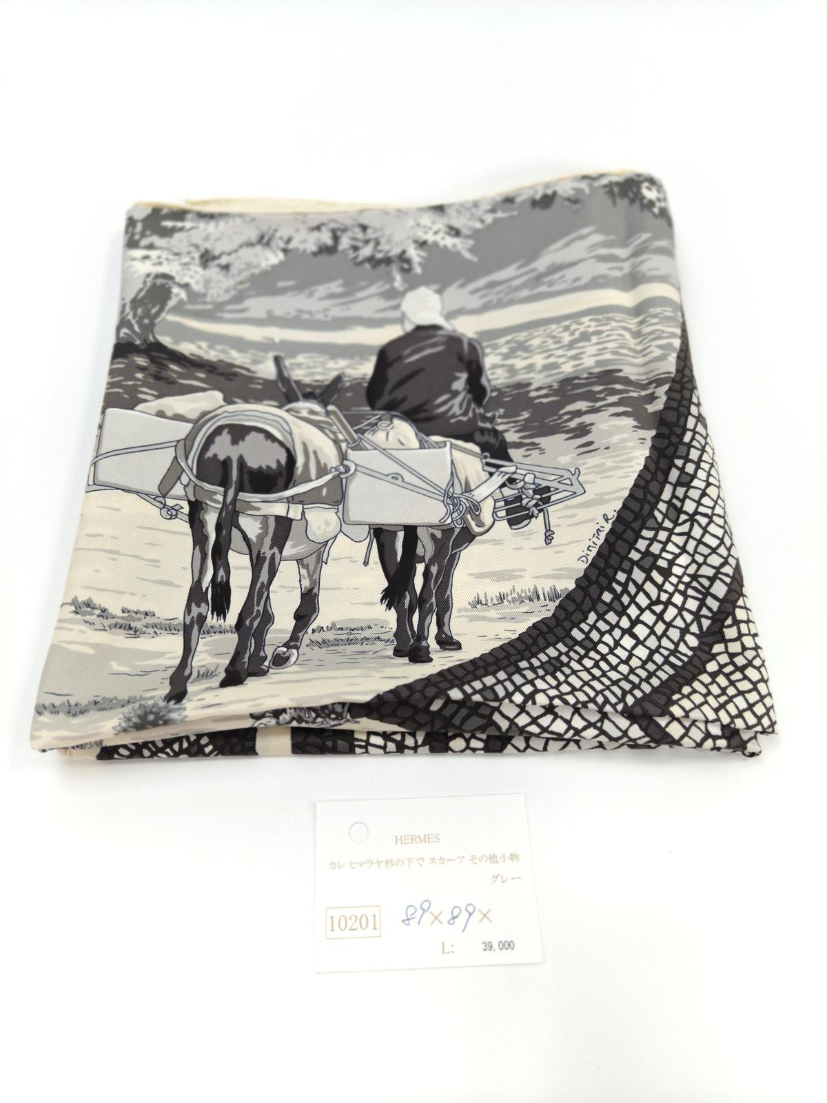 HERMES 在喜馬拉雅杉樹下 圍巾絲巾 灰色
89 x 89cm 
$2838
