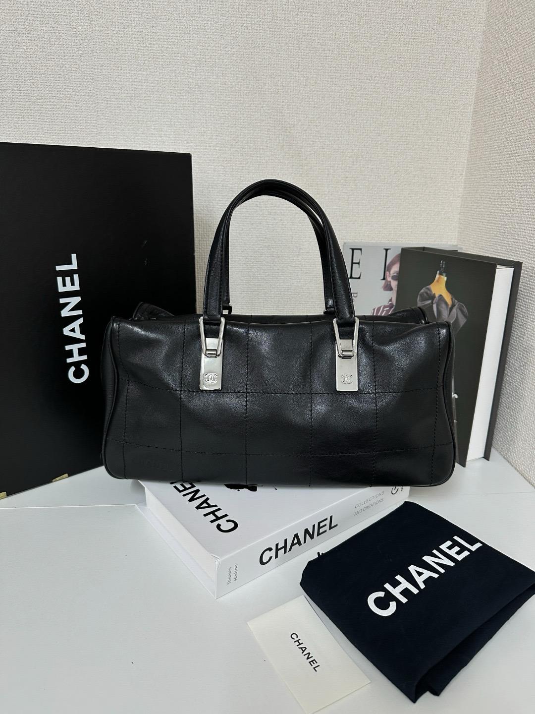 CHANEL 香奈兒黑色 真皮 手提包 波士頓包
size 37*18*10.5cm
shoulder 40cm
$7450
