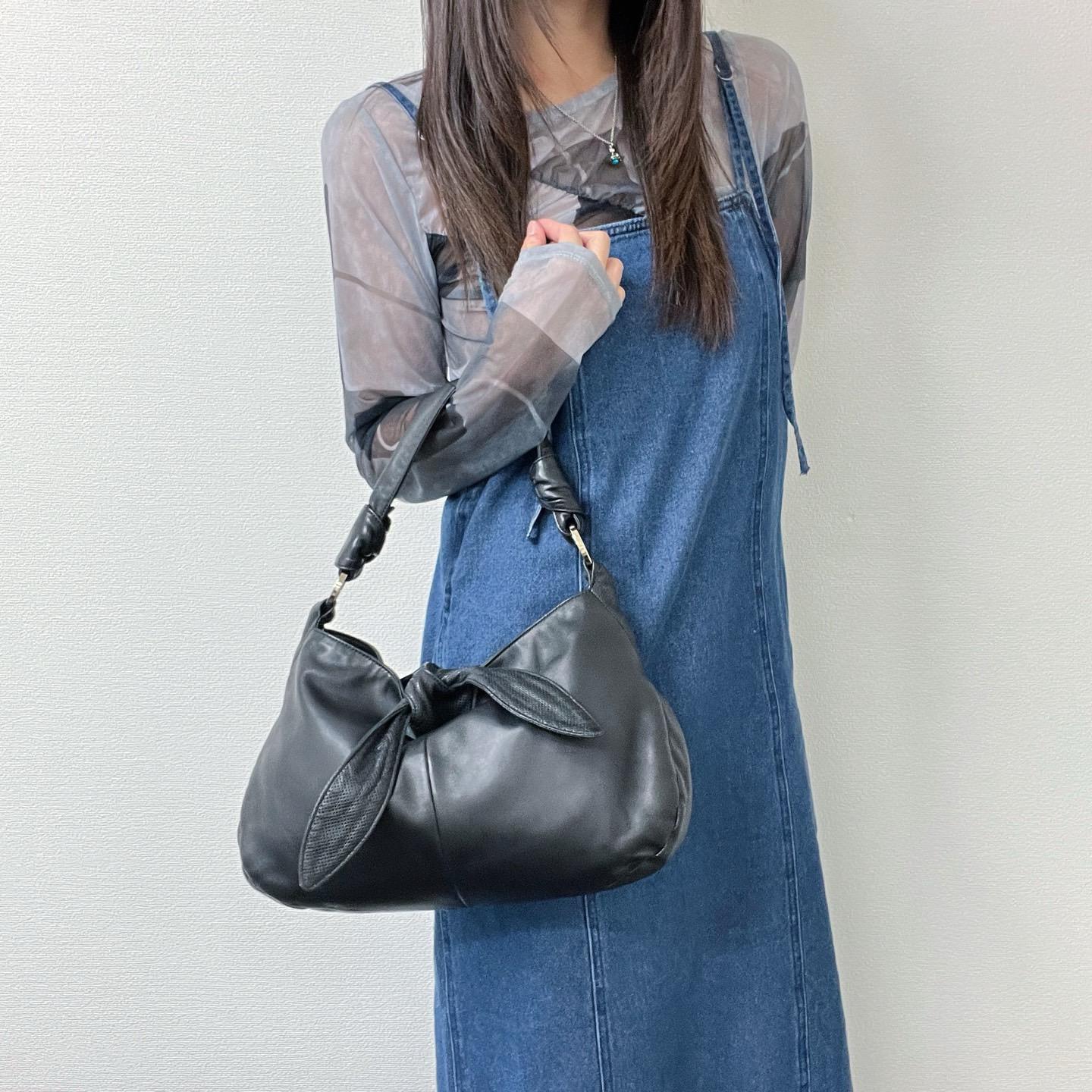 Loewe 黑銀全羊皮hobo 
$4600