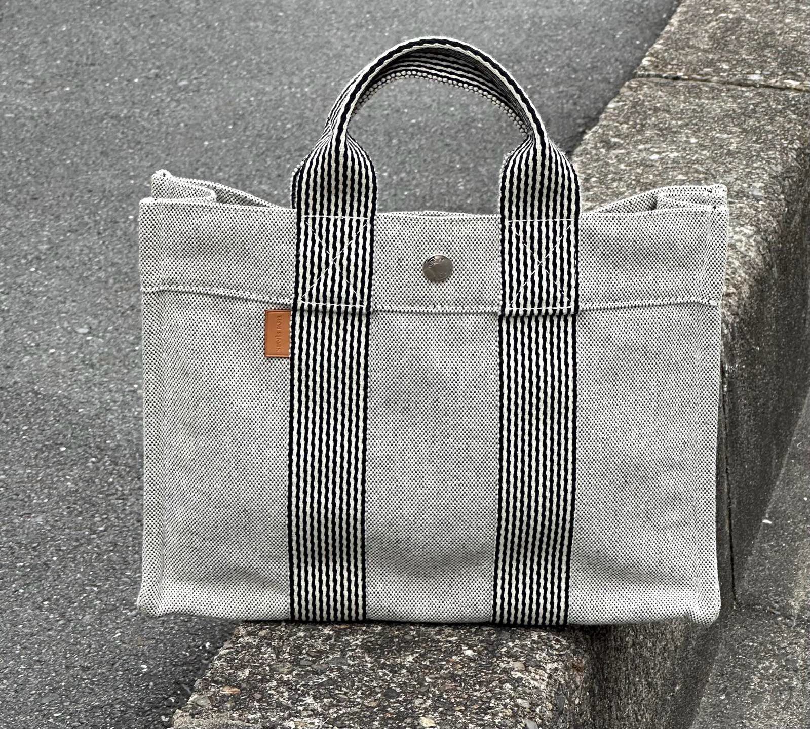愛馬仕HERMES入門款帆布淺灰拼公文包
小號約29x22x8CM
日本直郵$3450