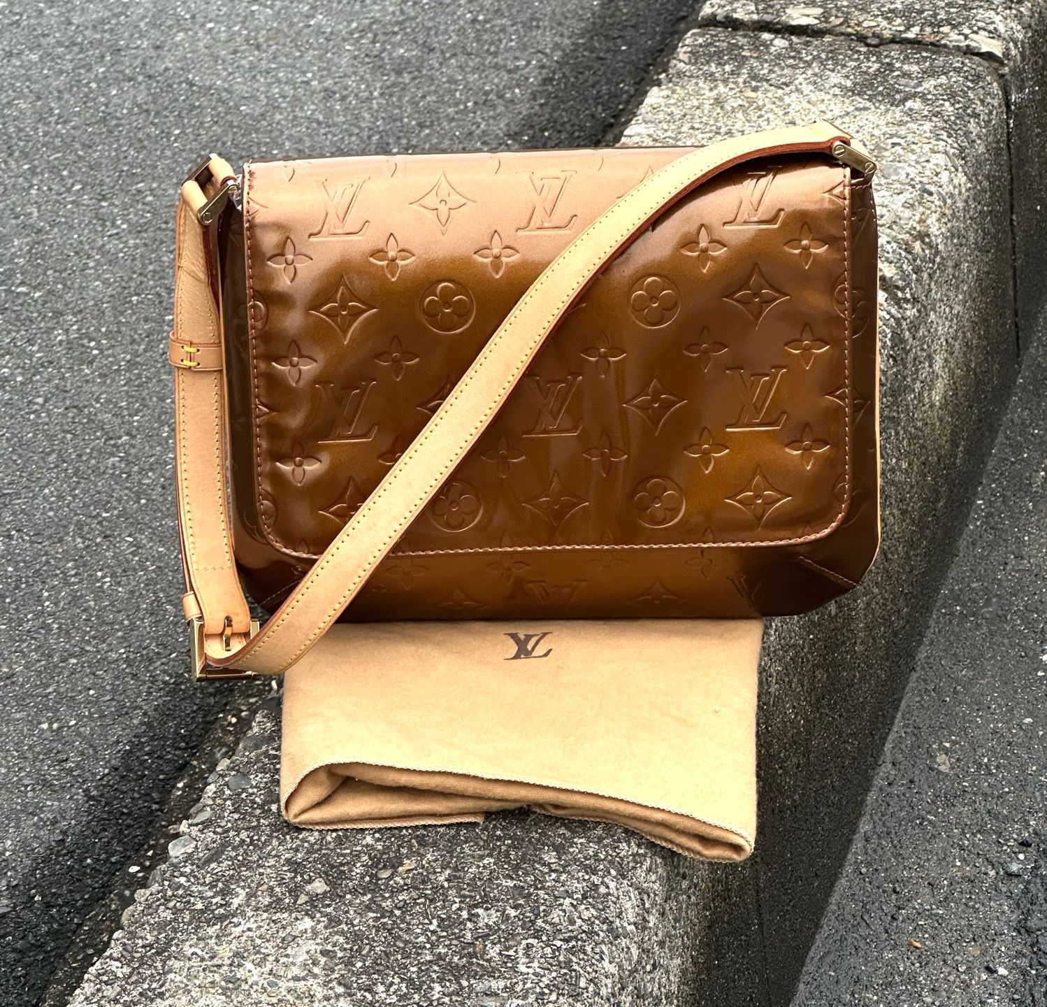 LV漆皮老花焦糖拿鐵單肩腋下王菲包
約26x20¥33CM、肩帶可調
附：袋
日本直郵$4048