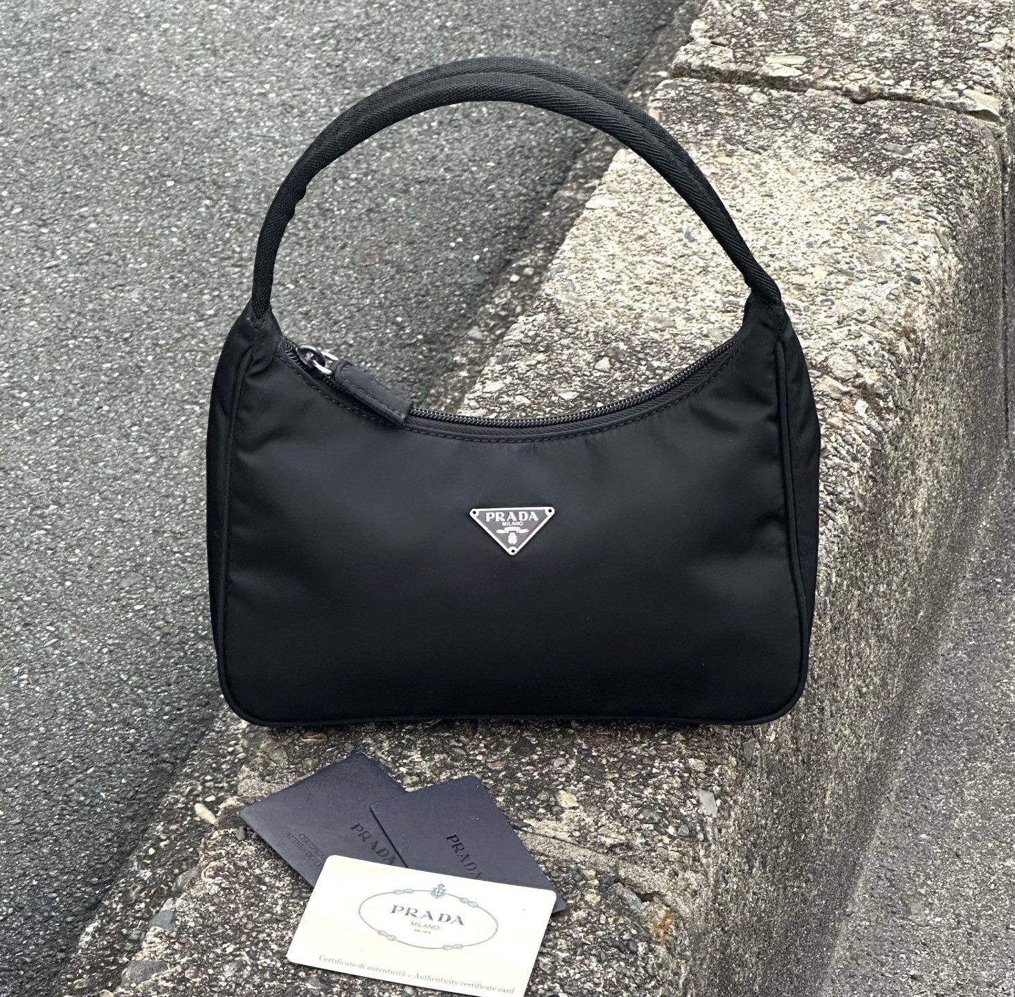 PRADA經典人氣降落傘黑色HOBO
約23x16x7CM
附：冊卡
*保存品未使用*
$5288