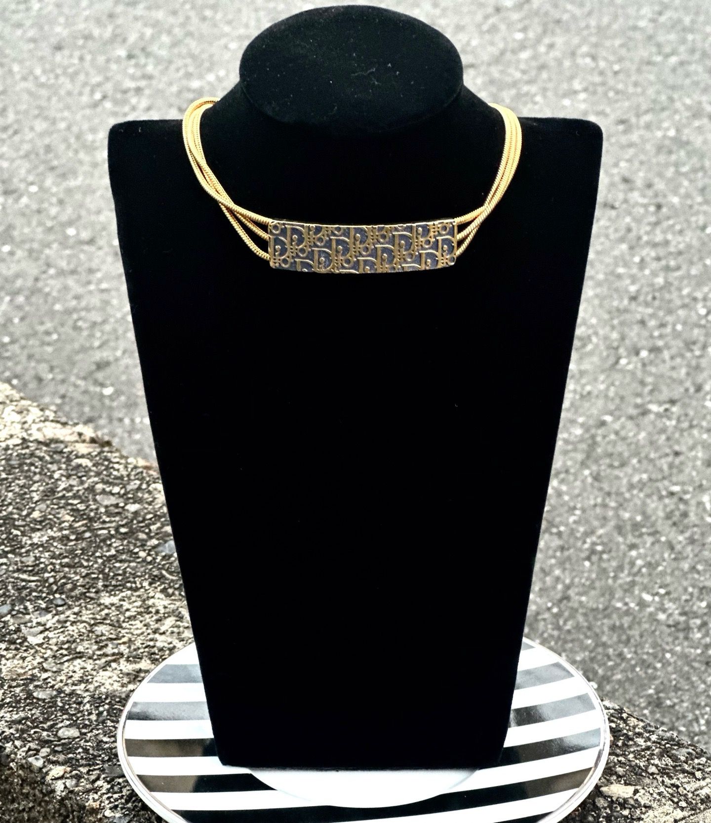 DIOR藍金字母牌鎖骨短項鍊
全長約39CM、可調
98新 孤品
復古特色單品
$2480