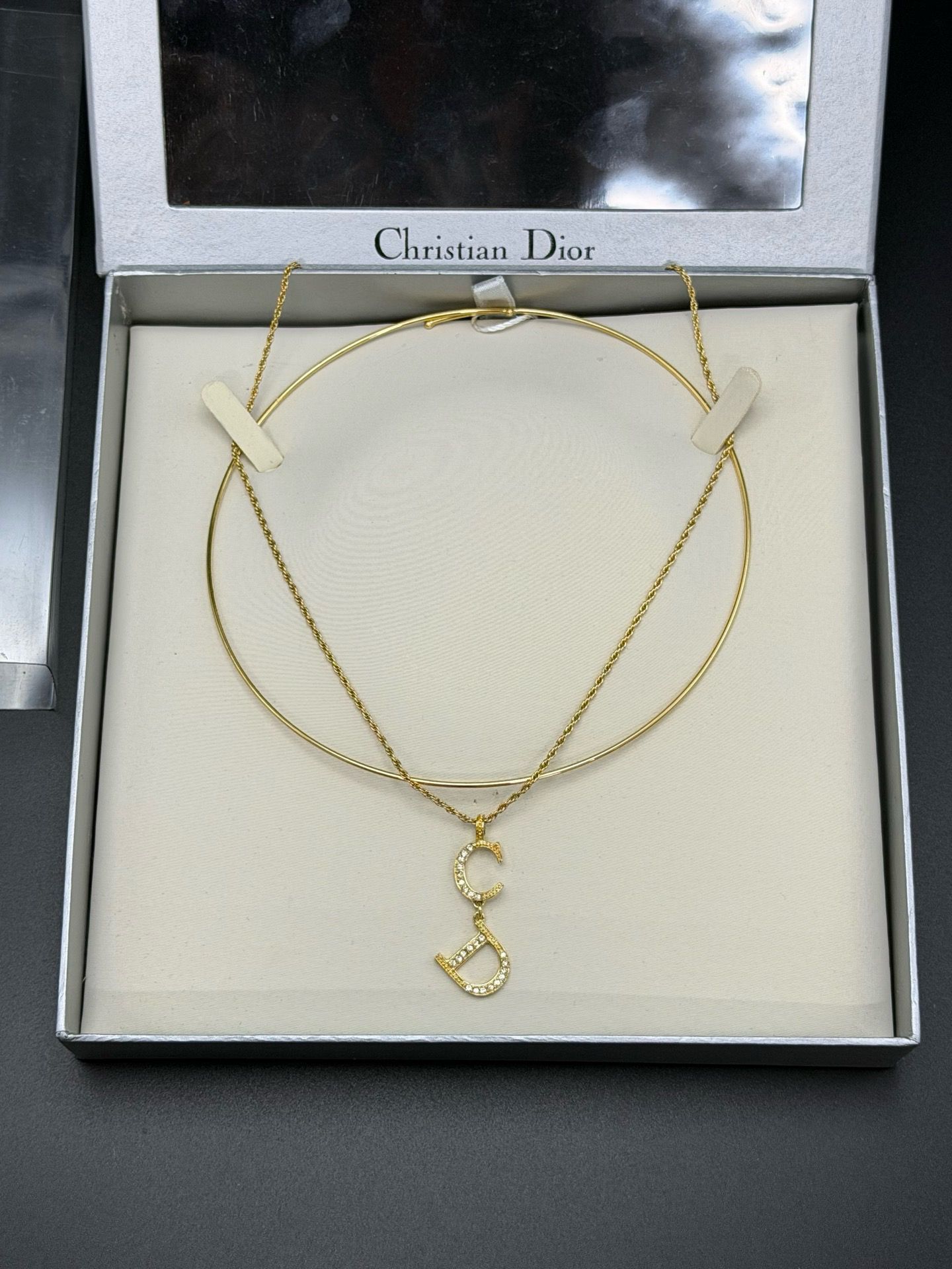 Dior3wayCD字母項鍊➕項圈套裝 ➕盒
鏈長約46cm
項圈周長約39cm
$2350