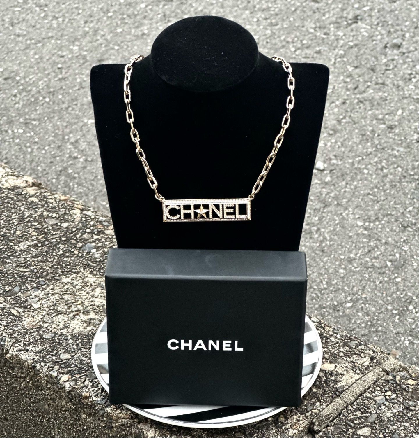 CHANEL字母牌帶鑽五角星鎖骨項鍊
全長約42CM可調節
附：盒
98新保存好
$5288