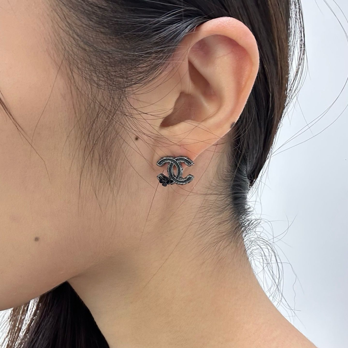 香奈兒雙c黑色琺瑯山茶花耳釘12A  1.5cm×1cm 
$4300