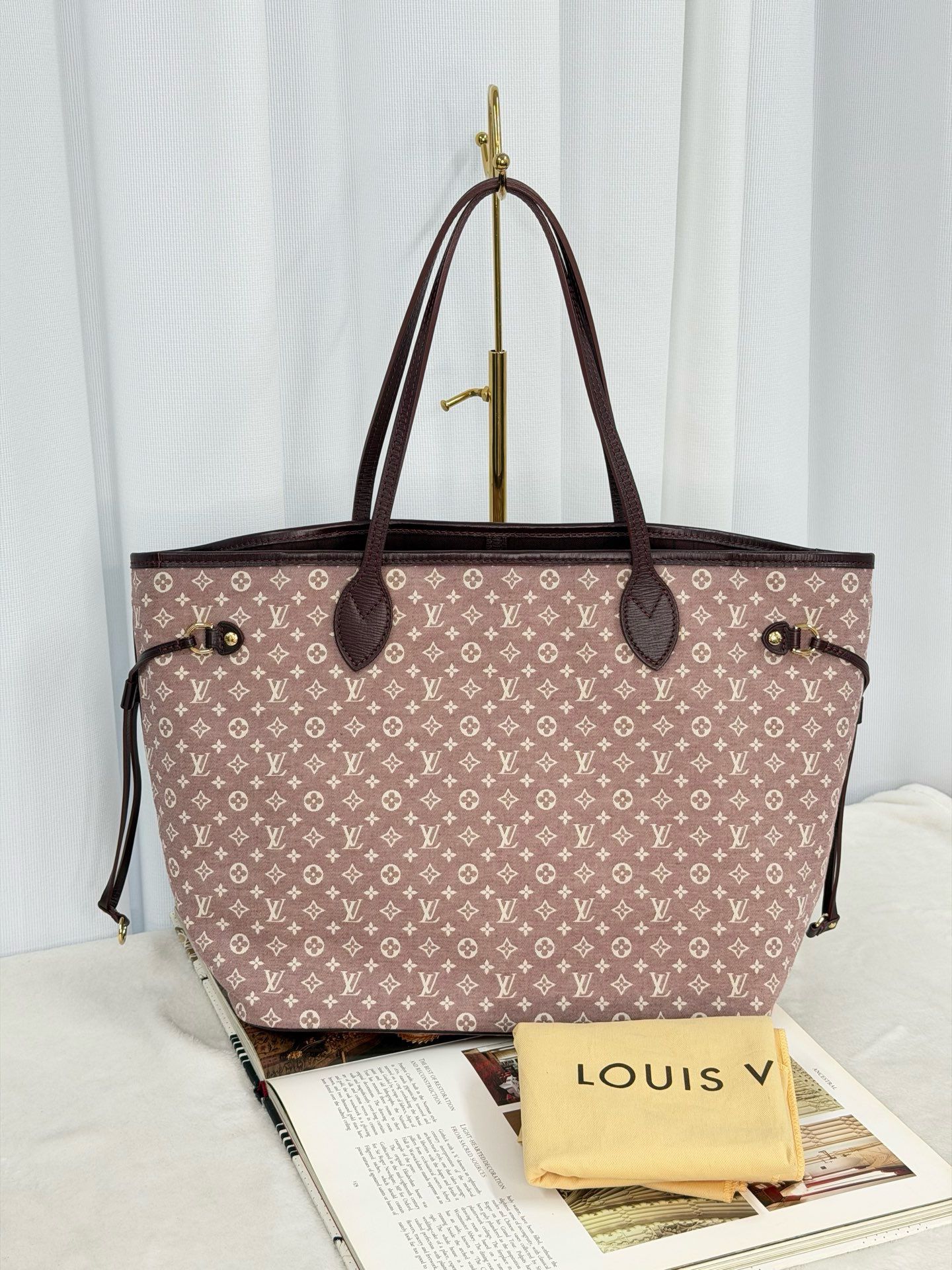 LV樹莓粉牛仔丹寧neverfull  ➕袋 *保存品  *CA2162
尺寸約32*5*28cm
$9568