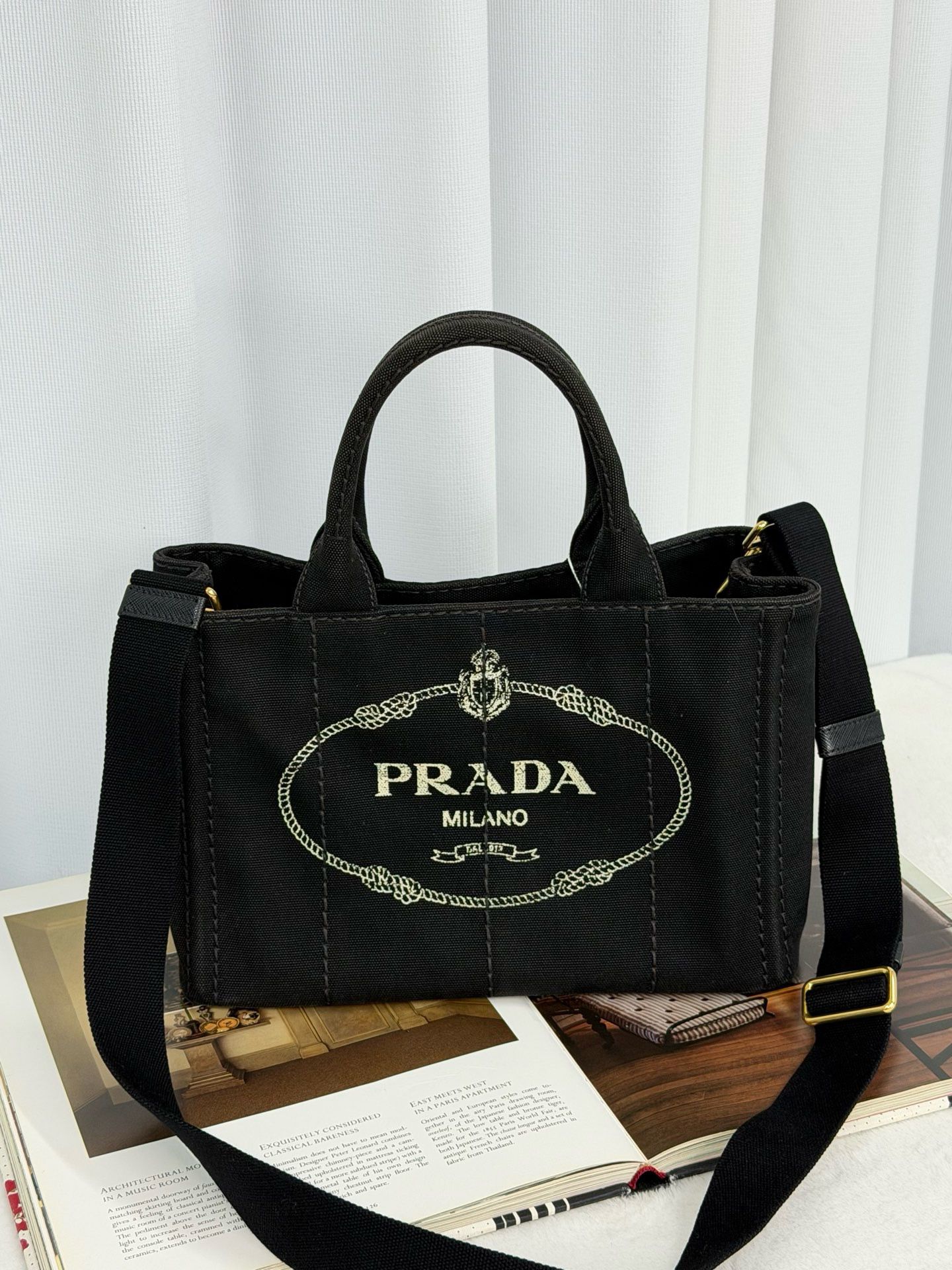Prada黑色沙灘包
尺寸約28*15*19cm
$4380