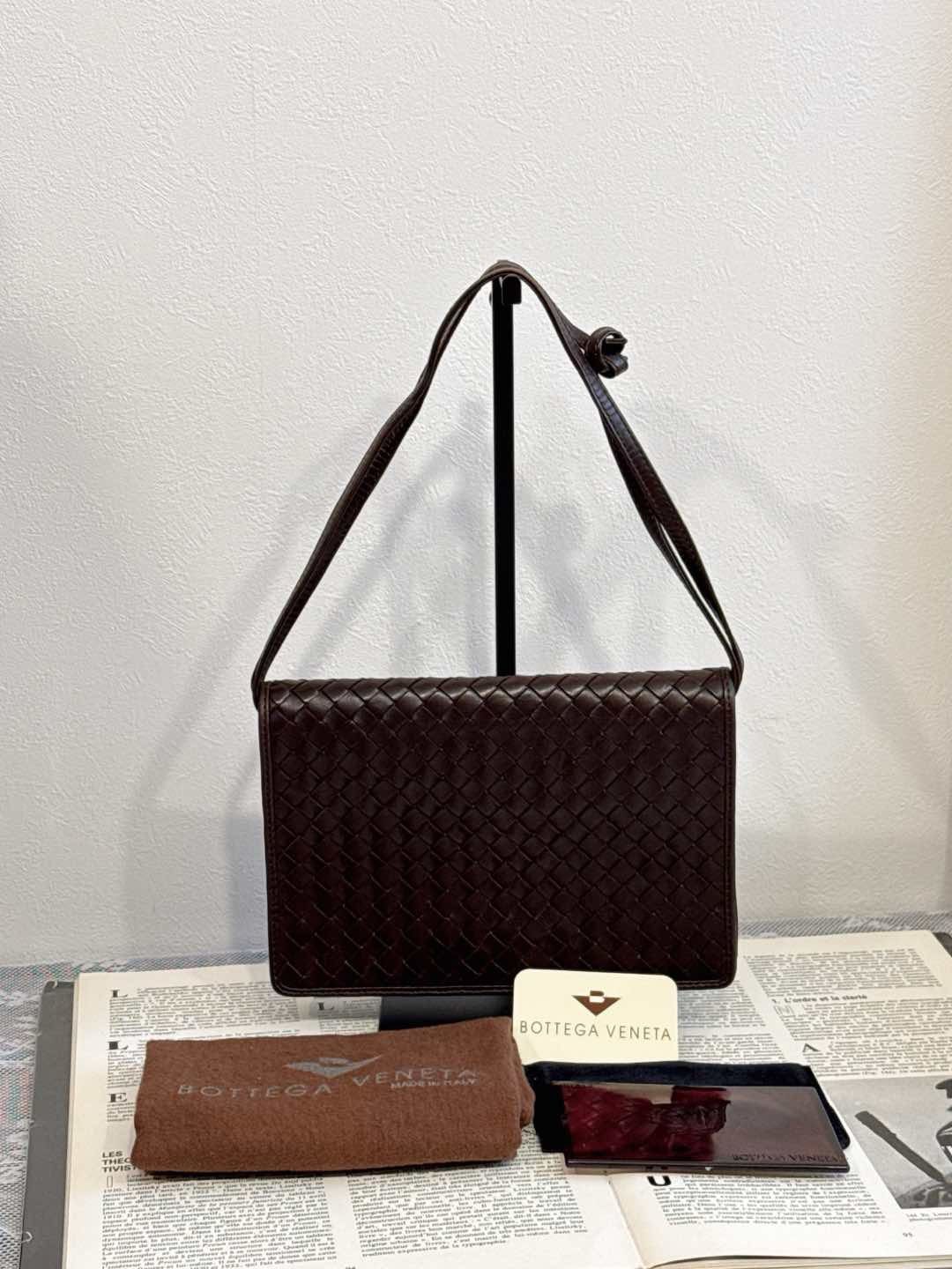 BV編織翻蓋信封包 ➕保存袋➕卡➕化妝鏡(袋)
尺寸約22*4*16cm
$4288