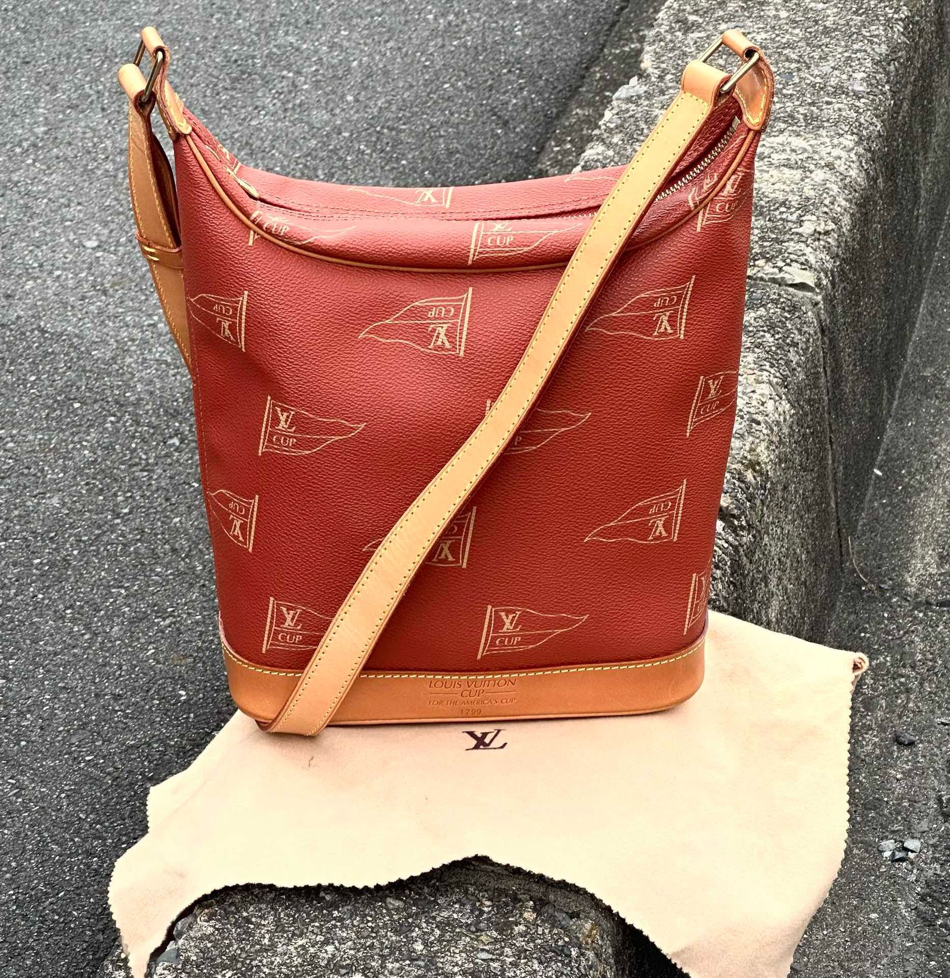 LV限量1995年美洲帆船系列薯條帆船包
男女通用款
約22x27x9CM、肩帶可調節
附：袋
97新狀態好
全球3000只限定、值得收藏
$4850