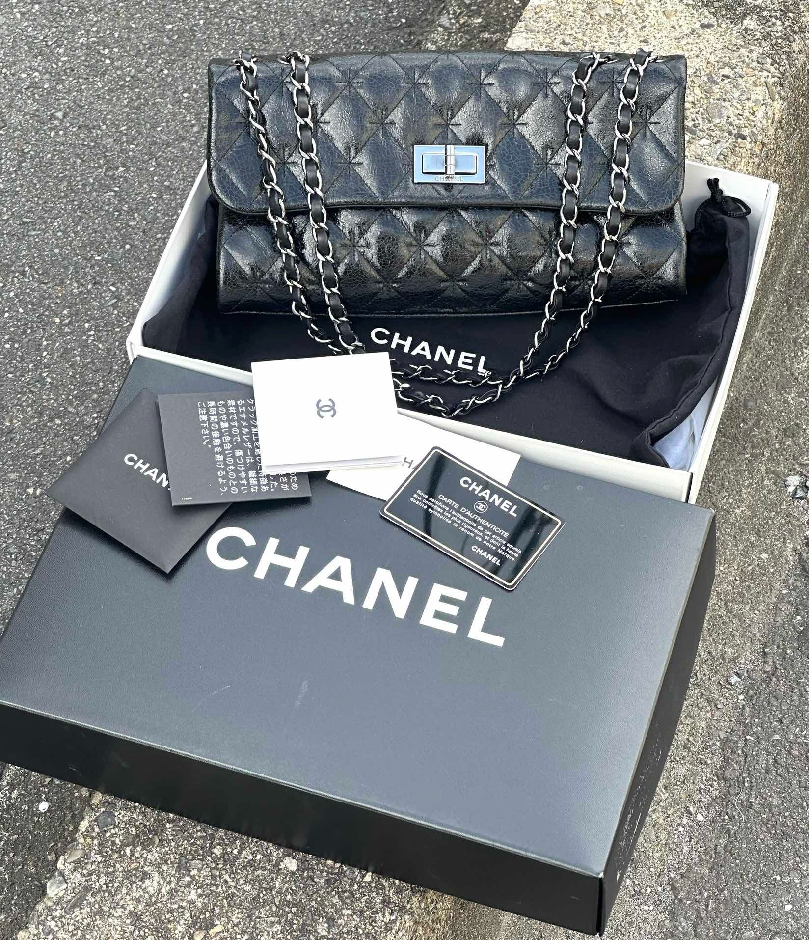 CHANEL十字油蠟皮2.55黑銀法棍鏈條包
約27x13x9CM
大全套齊
98新狀態好
腋下、手拿、短斜挎
$14898