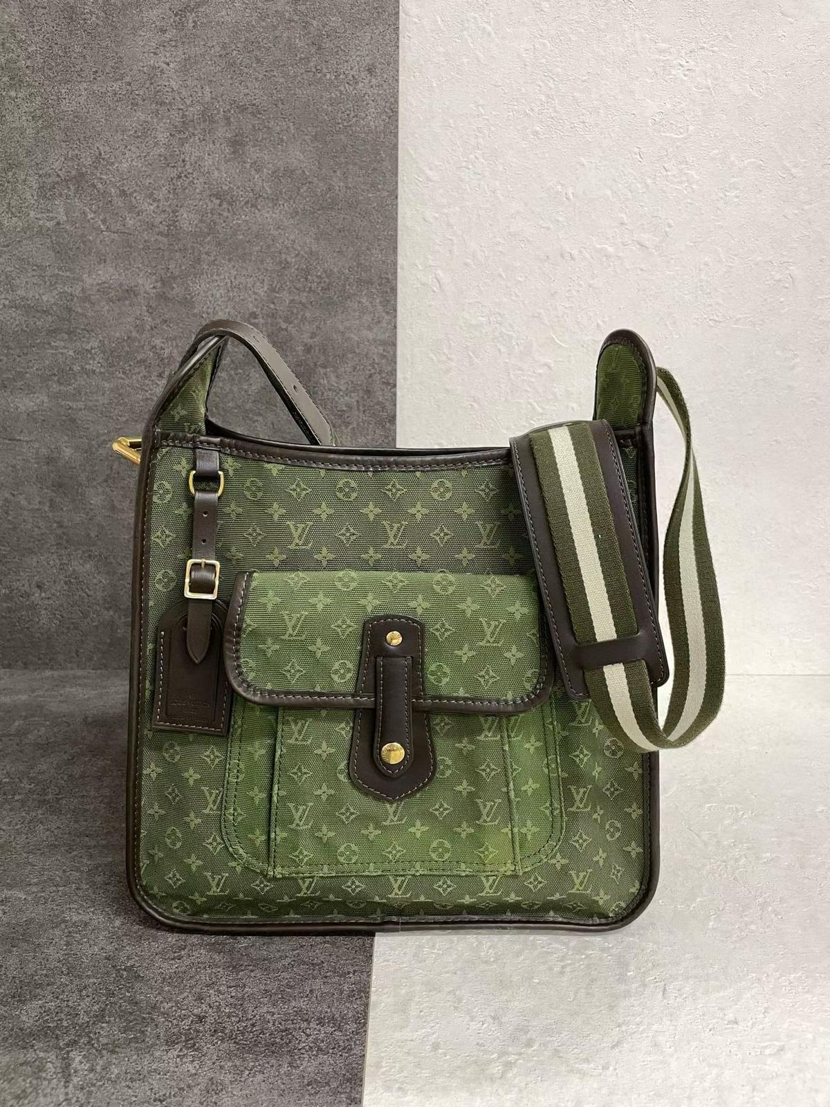 LV 軍綠丹寧手袋
$4568
