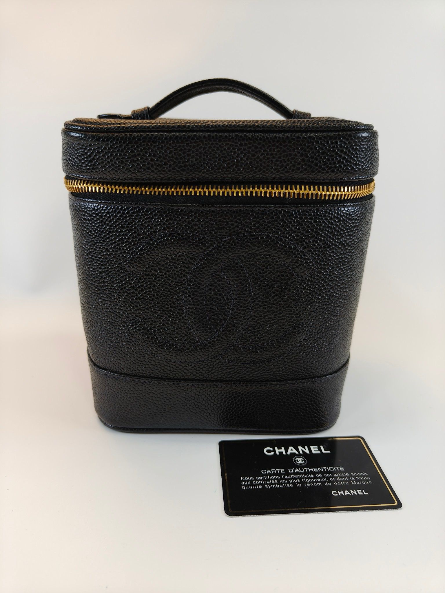 CHANEL 化妝包
15 x 17 x 12 cm 
$10480