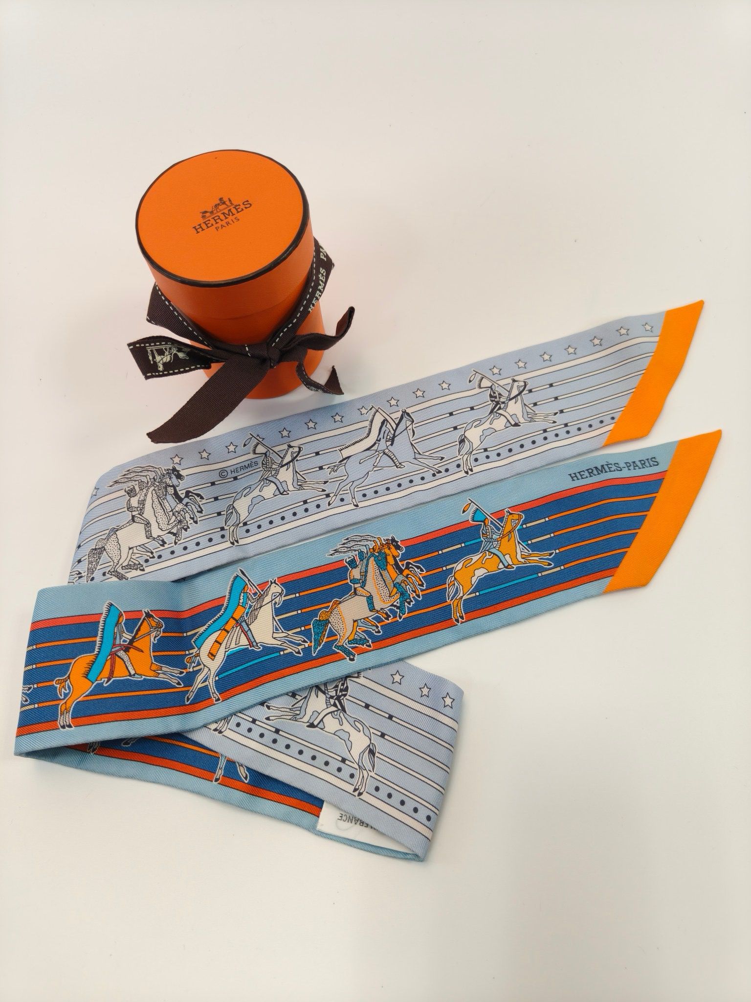 HERMES 淺藍色×橙色 絲綢斜斜線有標籤
W84cm×H5cm
$2228