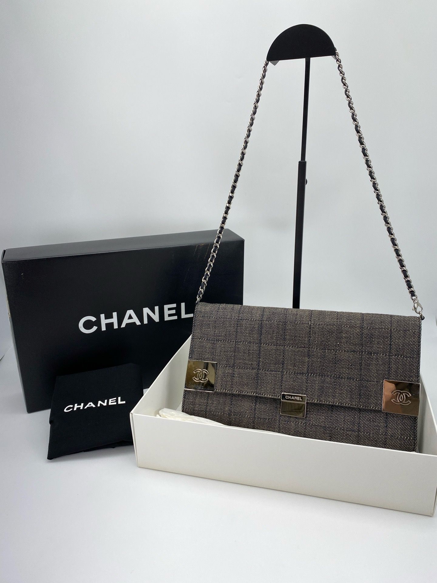 CHANEL 牛仔 鏈條單肩包 2004年制 
28 x 16 x 2 cm 
$14200