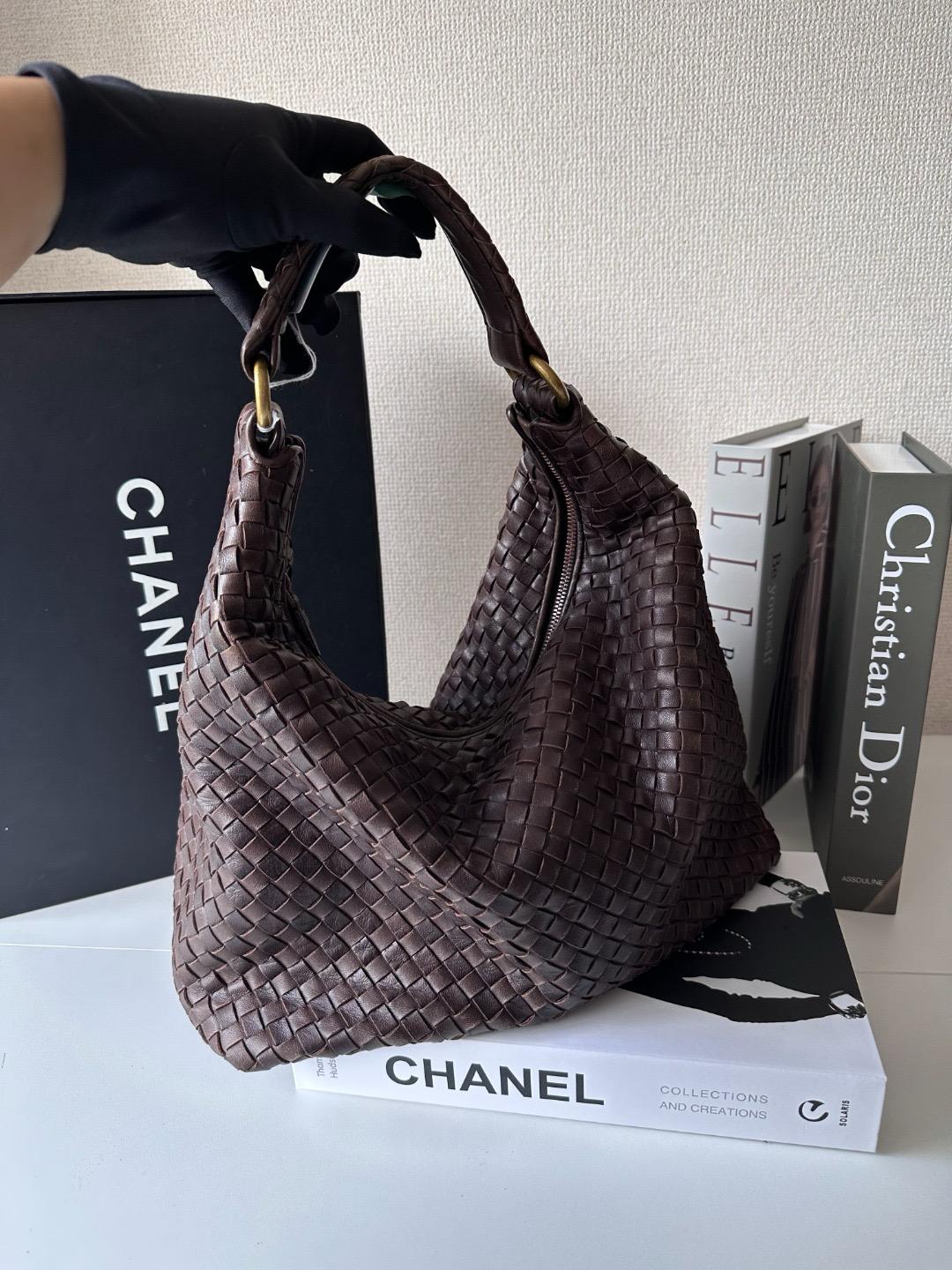 BOTTEGA VENETA葆蝶家單肩包，30*20.5*14 cm，肩帶約22.5 cm，$9188
