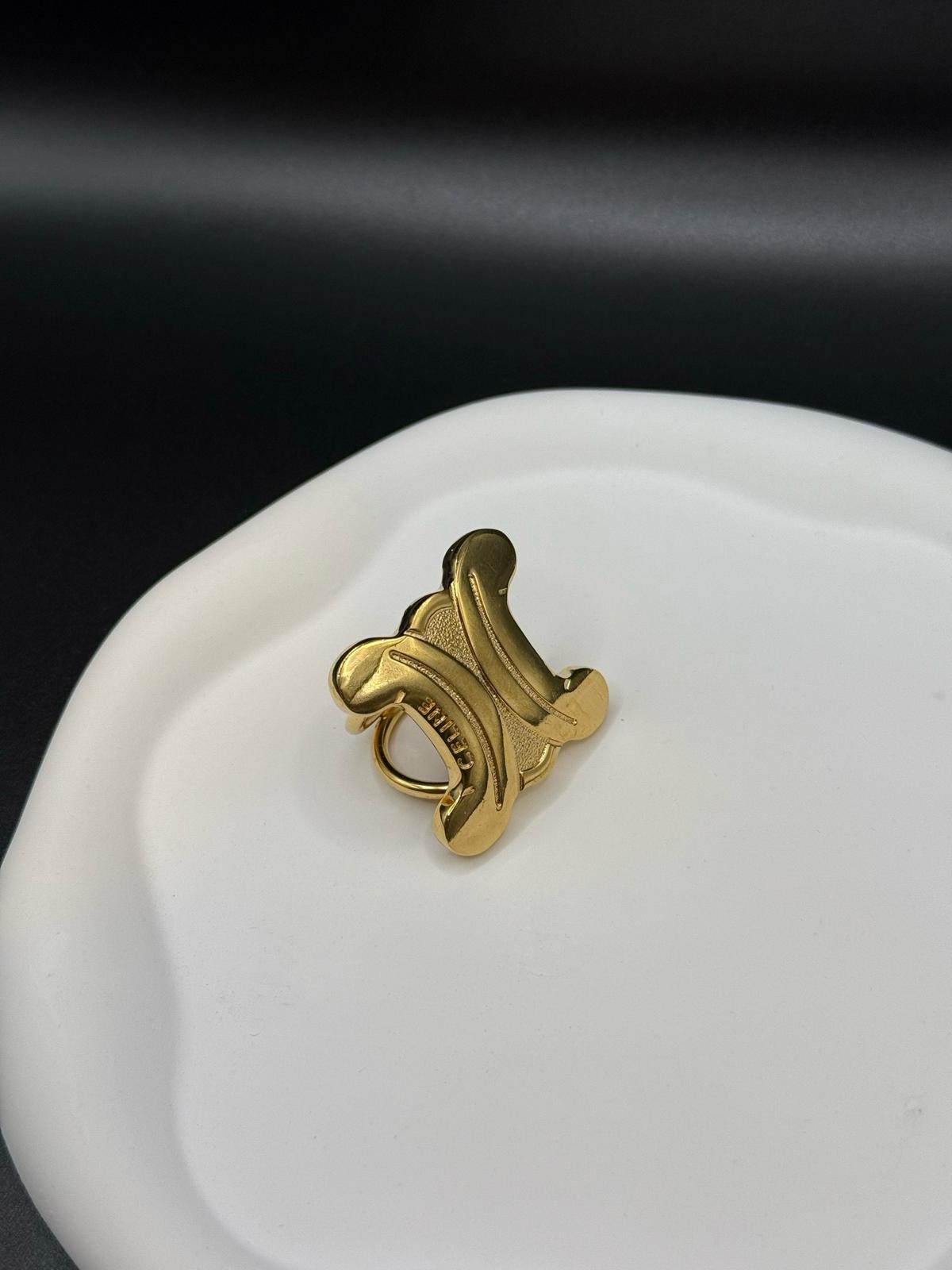 Celine凱旋門絲巾扣尺寸約3.5*3.5cm，$1880