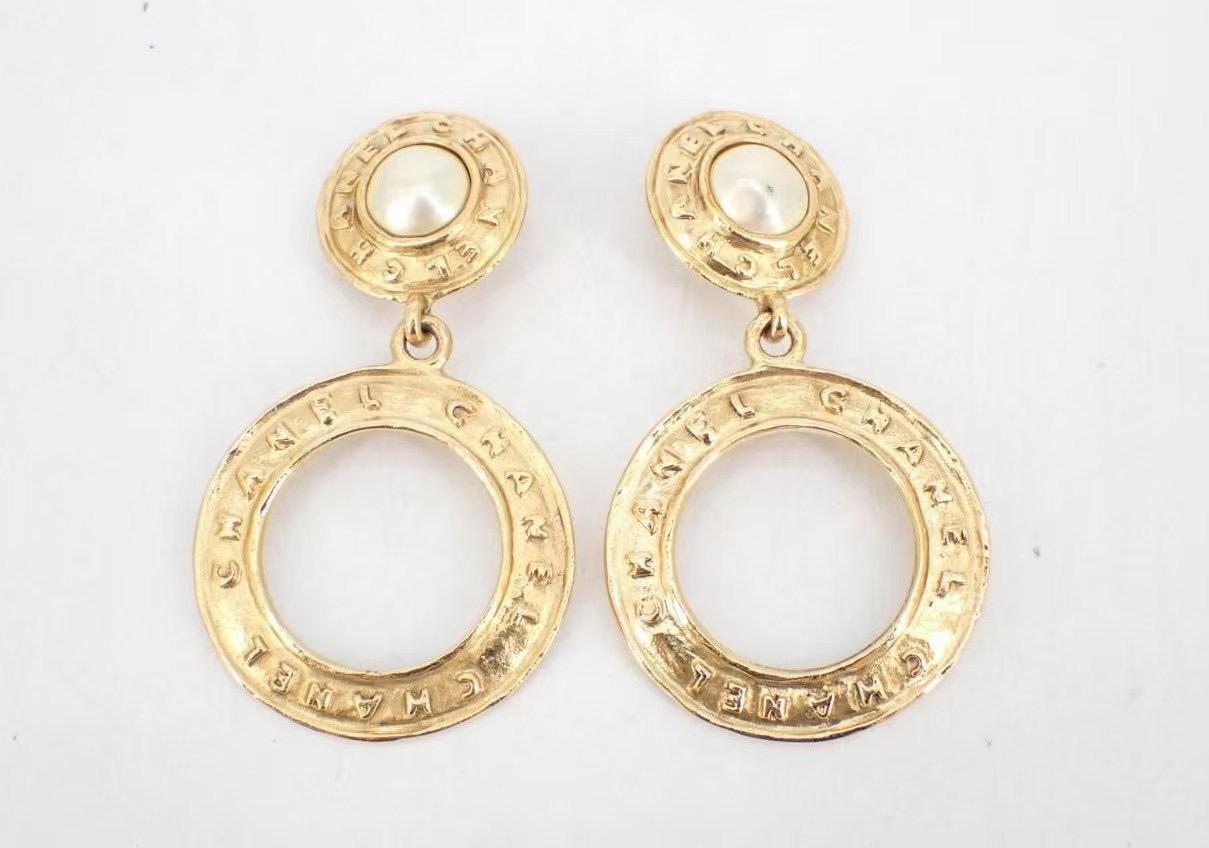 Chanel vintage珍珠字母大耳圈耳夾26季，$4388