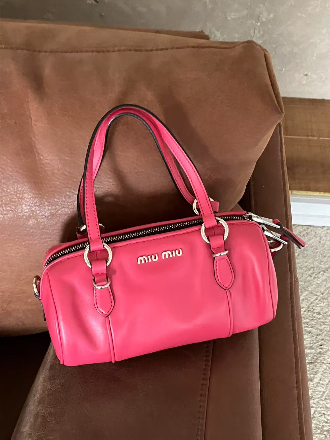 miumiu近新mini水桶包有肩帶，成色非常好！$4880