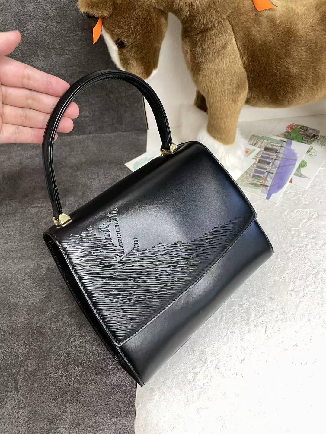 LV歌舞劇熔岩Kelly ，之前爆火的同系列Kelly手拎款。附帶塵袋box小牛皮嘎嘎新翻蓋下方極微甲痕。水波紋和box的曠世組合，內襯全皮紅心♥️可以做收藏的一款。$6388