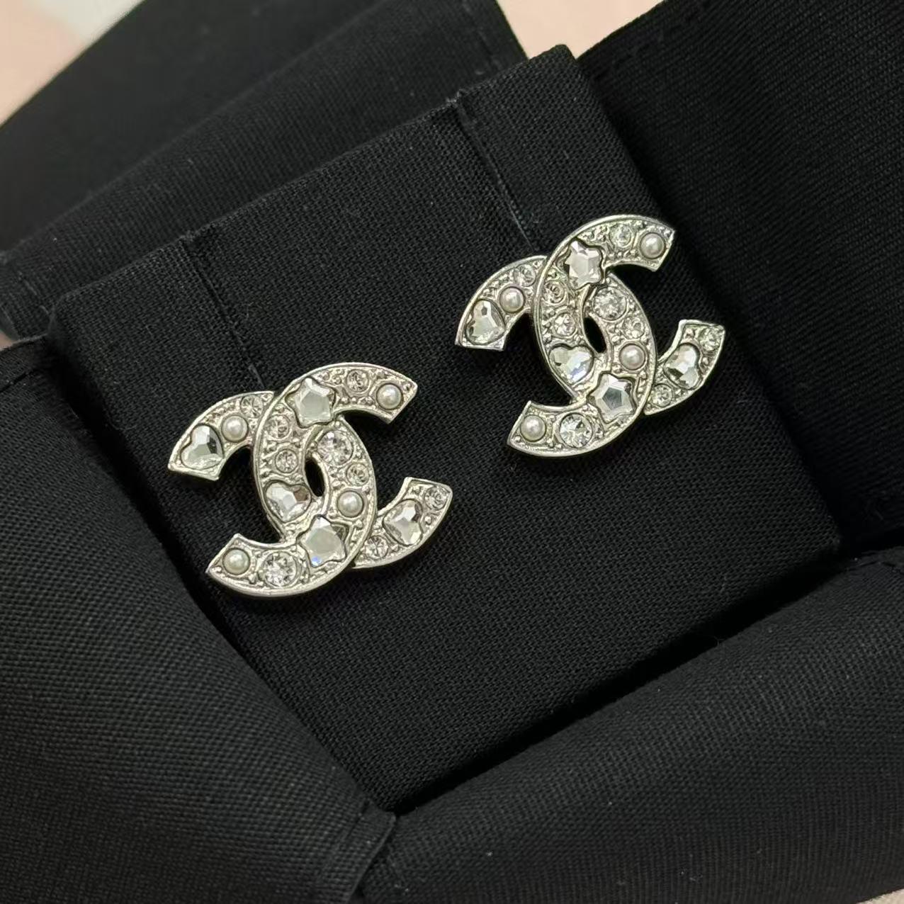 香奈兒銀色設計款雙C耳釘F 25 P 1.7×2.2cm，$5488