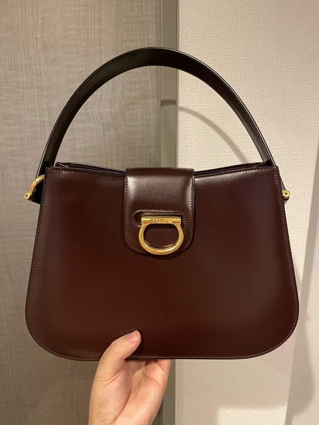 Celine box馬蹄扣腋下包保存品一只box近新品相小牛皮🐂油潤細膩。三顆馬蹄金扣點綴⛓️💥內襯冰格帆布面,$5980