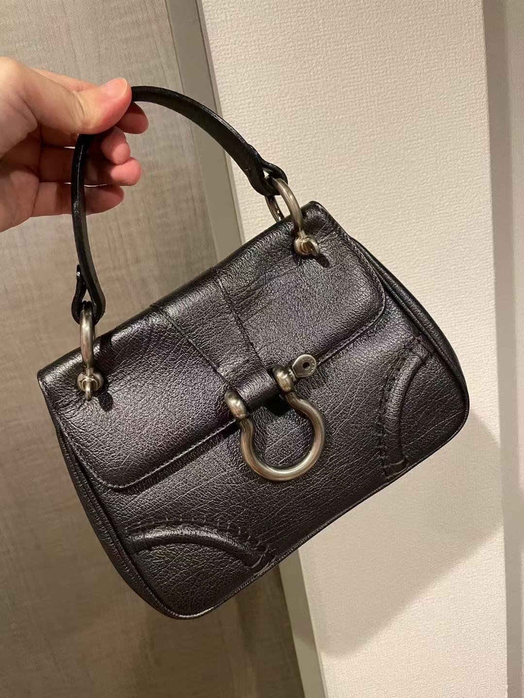 Burberry复古銀扣小手提，很有克羅心風格的vintage bbr。复古銀扣小鑰匙設計。保存品一只。厚實牛皮高級深灰色⛓️19*16 cm內襯帆布干凈。$3680