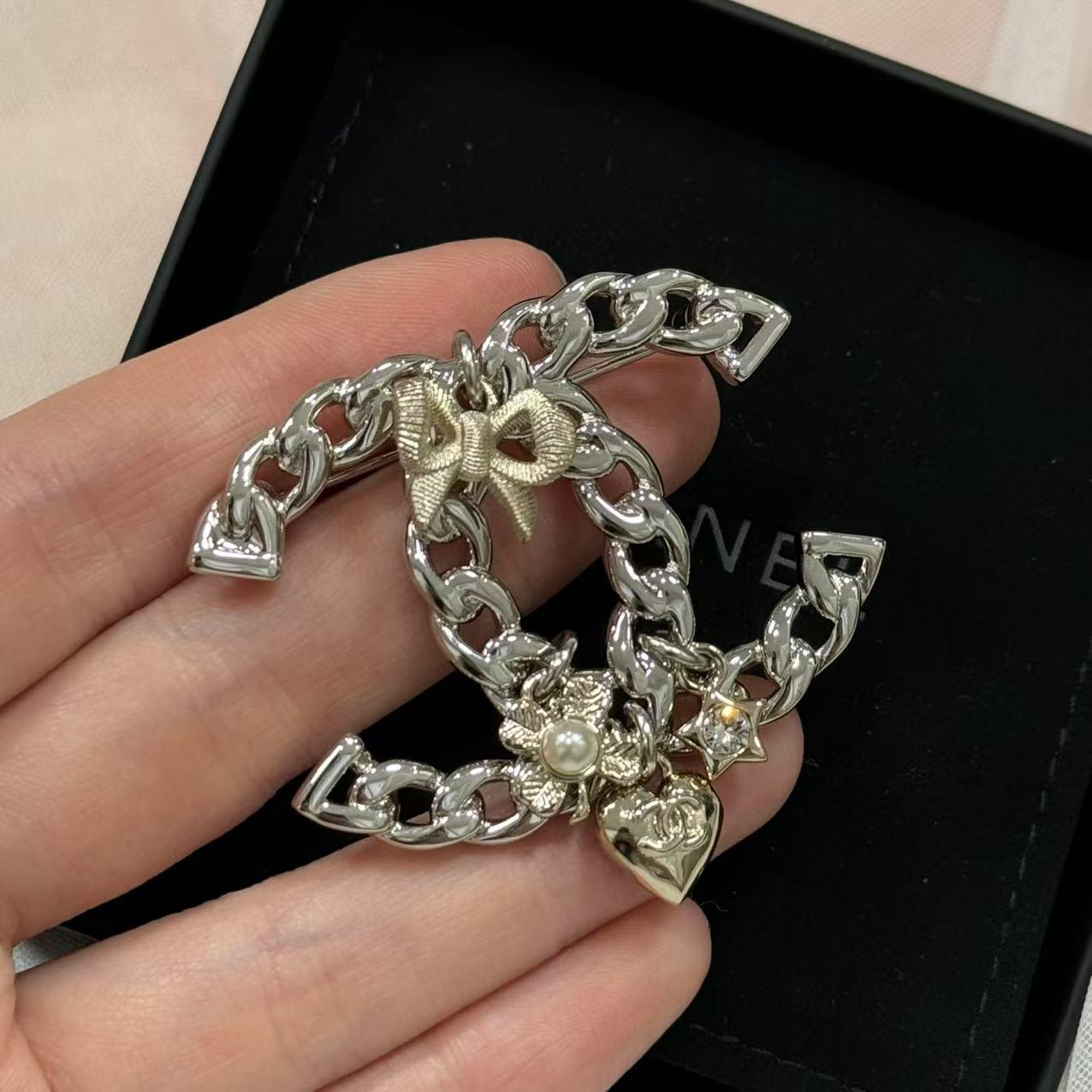 香奈兒銀色拼鏈淺金裝飾胸針B 24 K 4.5×5cm，$6380