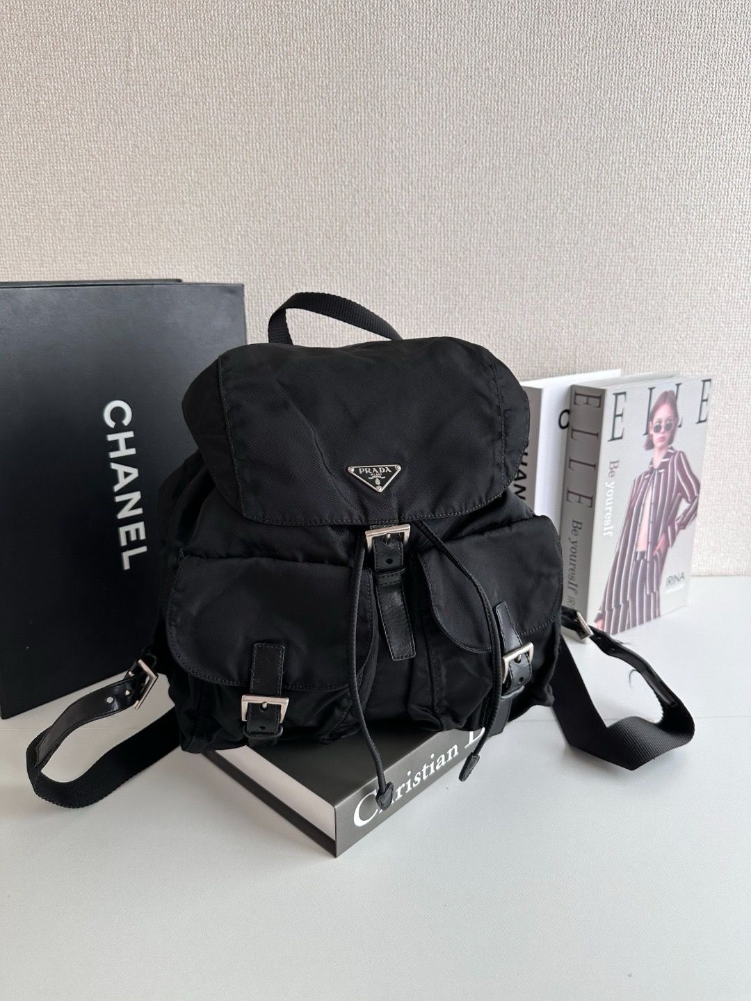 PRADA 三角標 中號 雙肩包，約29.5*31*15cm，肩带可調節50.5-84.5cm，$4880