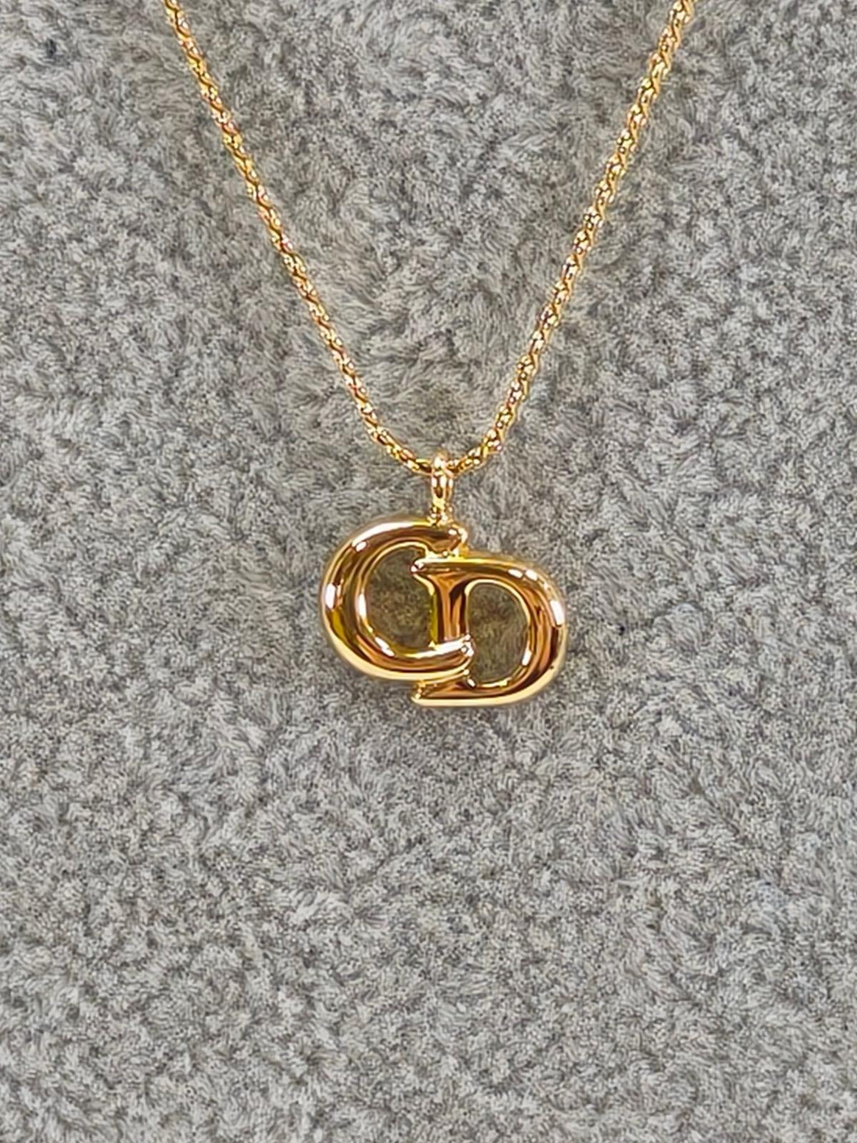 Dior 頸鏈，可調節長度44.5 cm，$1999