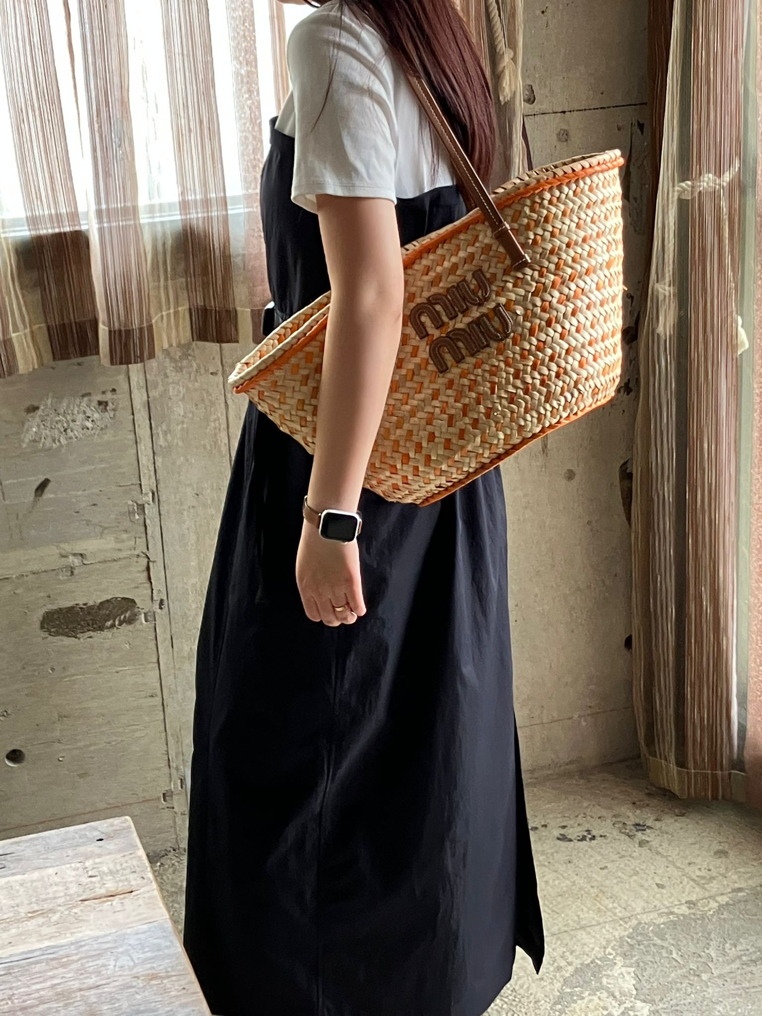 miumiu現代款拼色菜籃子托特，塵袋保卡都有，接近全新的成色！$5488