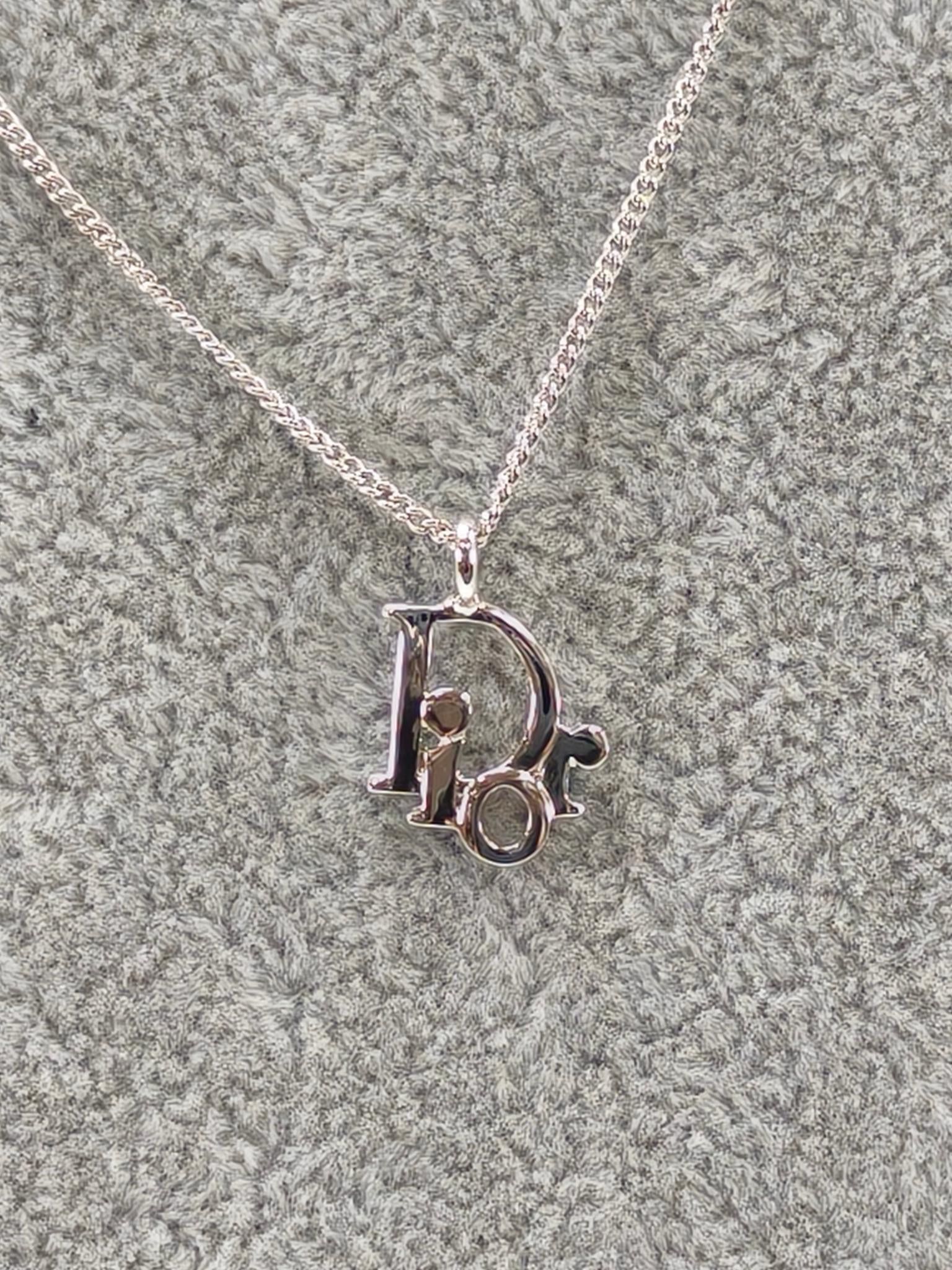 ディオール ロゴ ネックレス
 Dior 頸鏈銀色，43 cm可調節長度，$1999