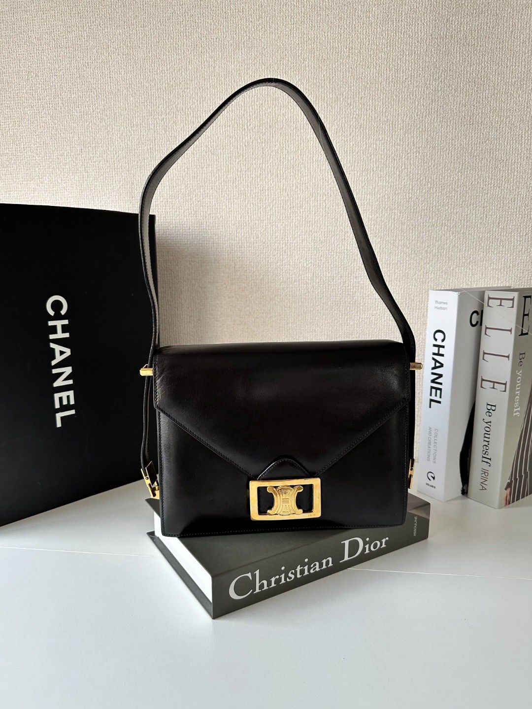 CELINE Vintage Shoulder Bag ，$6380
Size 24*17*6cm