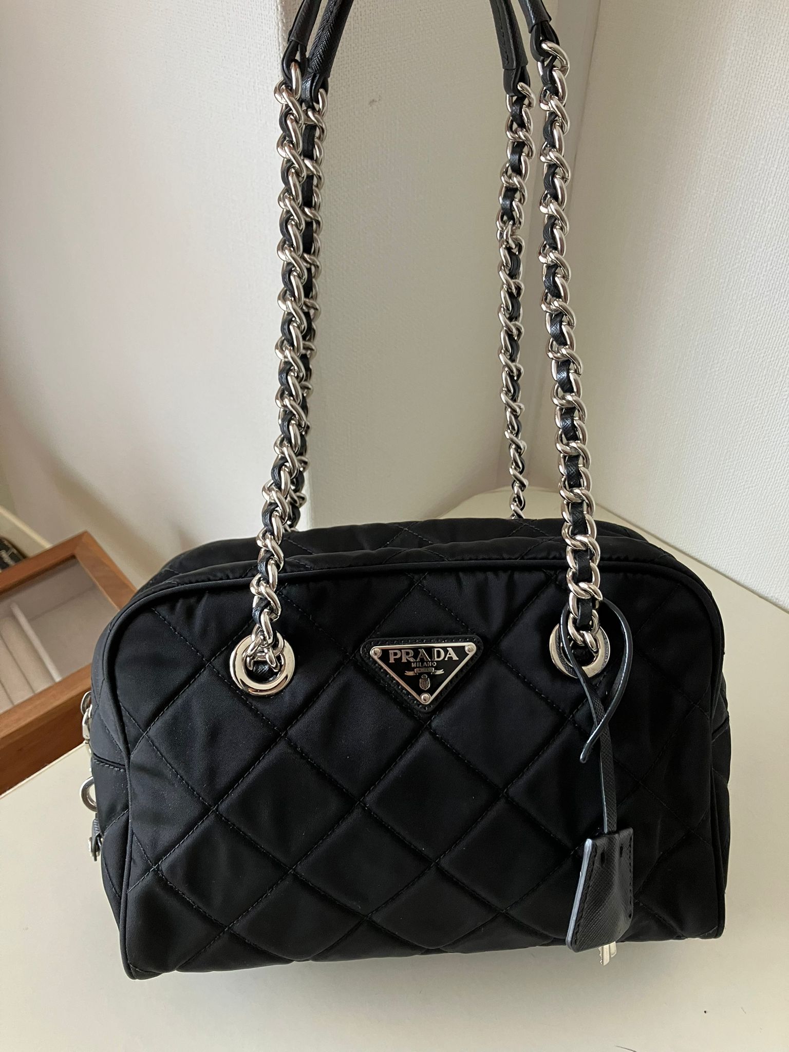 prada三角標保齡球包，$6999