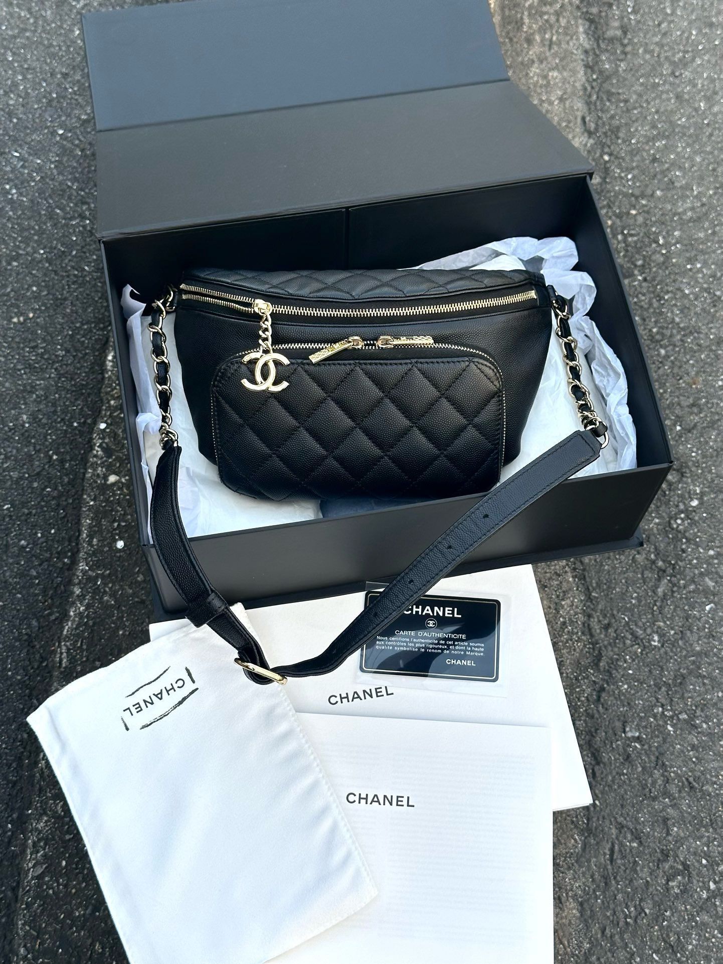 CHANEL荔枝牛皮黑金腰包胸包
約下18x上24x高13CM、肩帶🉑️調節（打孔過）
大全套🈵️齊
98新🆕品相極好👍
胸包、腰包、單肩腋下都可
一包多用大容量
日本💰18880