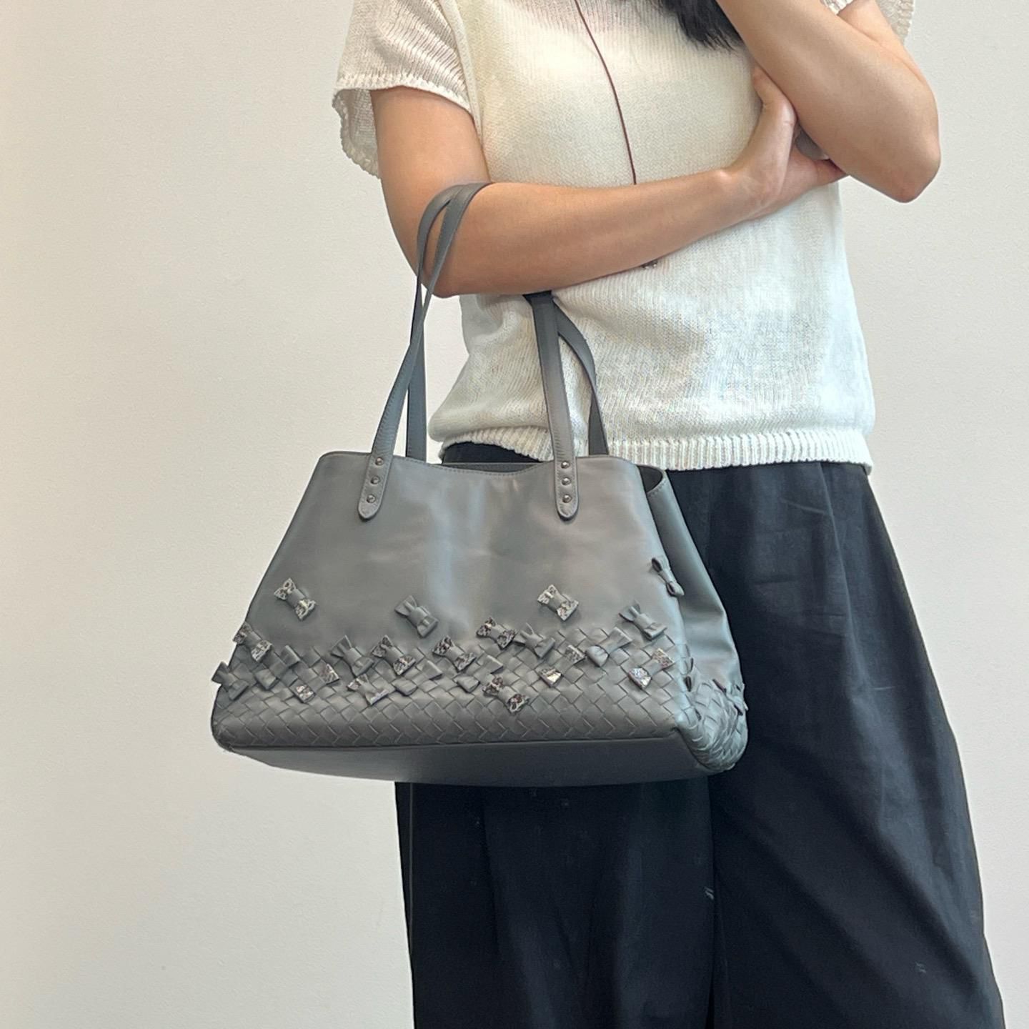 bottega veneta灰色系蝴蝶結編織托特單肩包 32x23x19
$6288