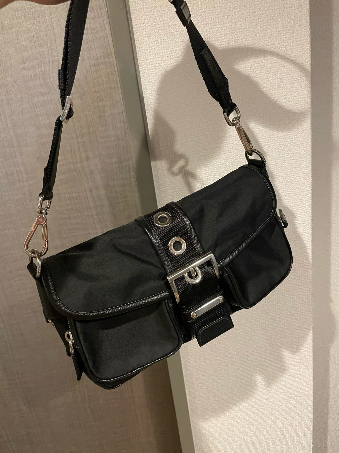 Prada 降落傘機車包
專櫃新款也有復刻的punk鎖扣⛓️‍💥十字紋配皮✨銀亮帥氣五金扣。肩帶可以調節拆卸設計，經典尼龍降落傘材質。
$5980 hkd