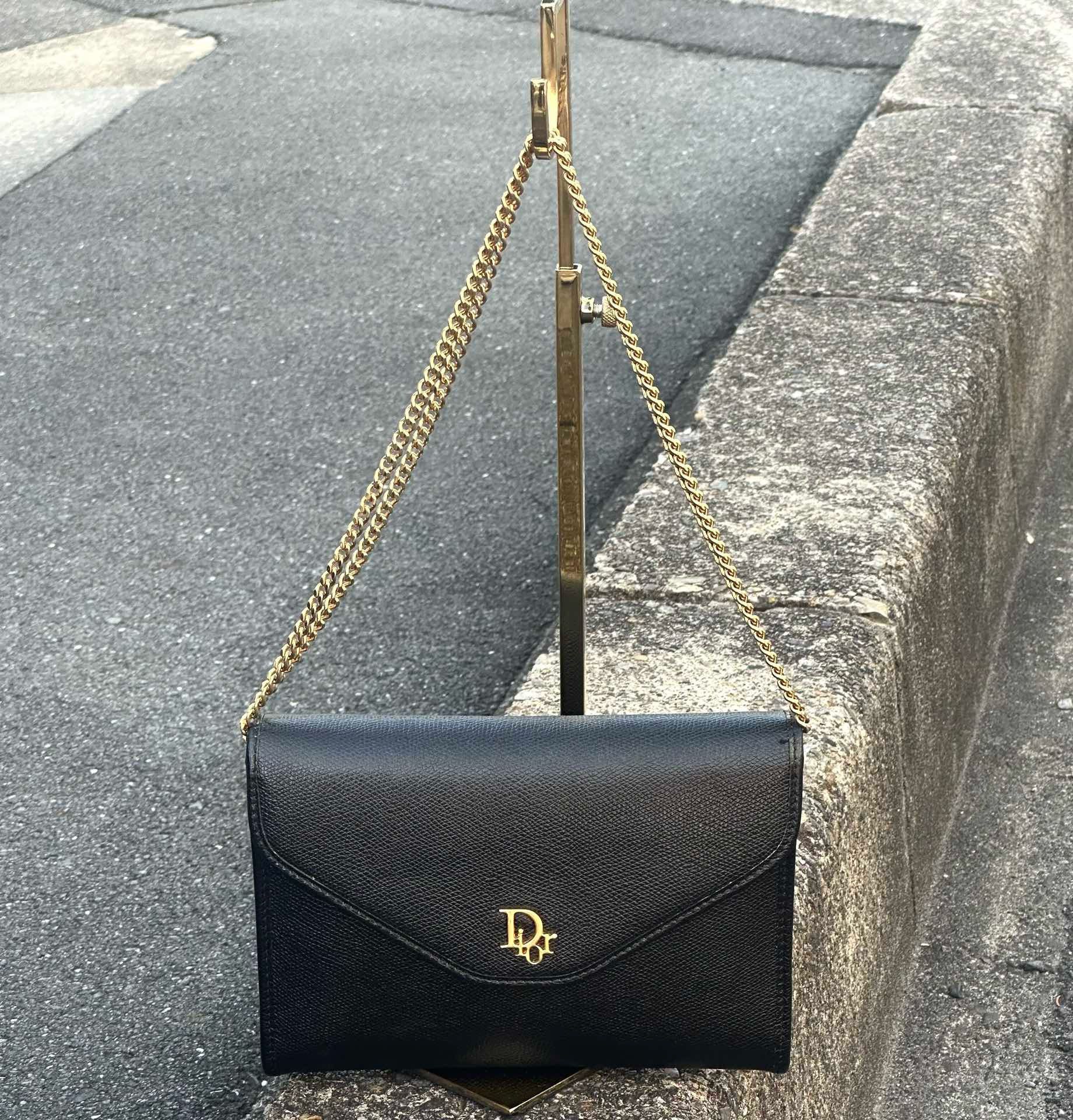 DIOR牛皮黑金信封鏈條⛓️鏈條包
約21x16x4CM、可調腋下、單肩、短斜挎
98新🆕狀態好
多WAY復古百搭好用
日本💰3680