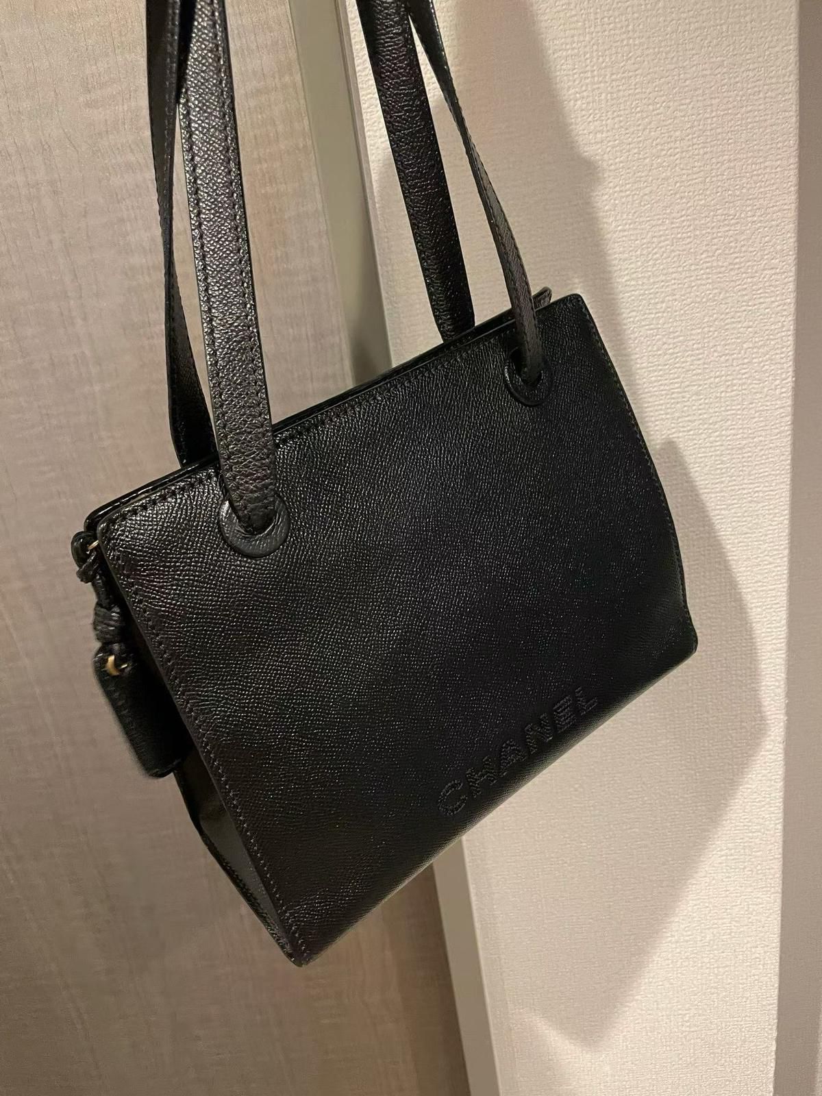 CHANEL 荔枝刺繡單肩包
性價比超高的一隻荔枝牛小香🉐附帶保卡鐳射標💳刺繡🪡logo點綴。size：26*24cm✨內襯也是全皮面。
超特價$7680