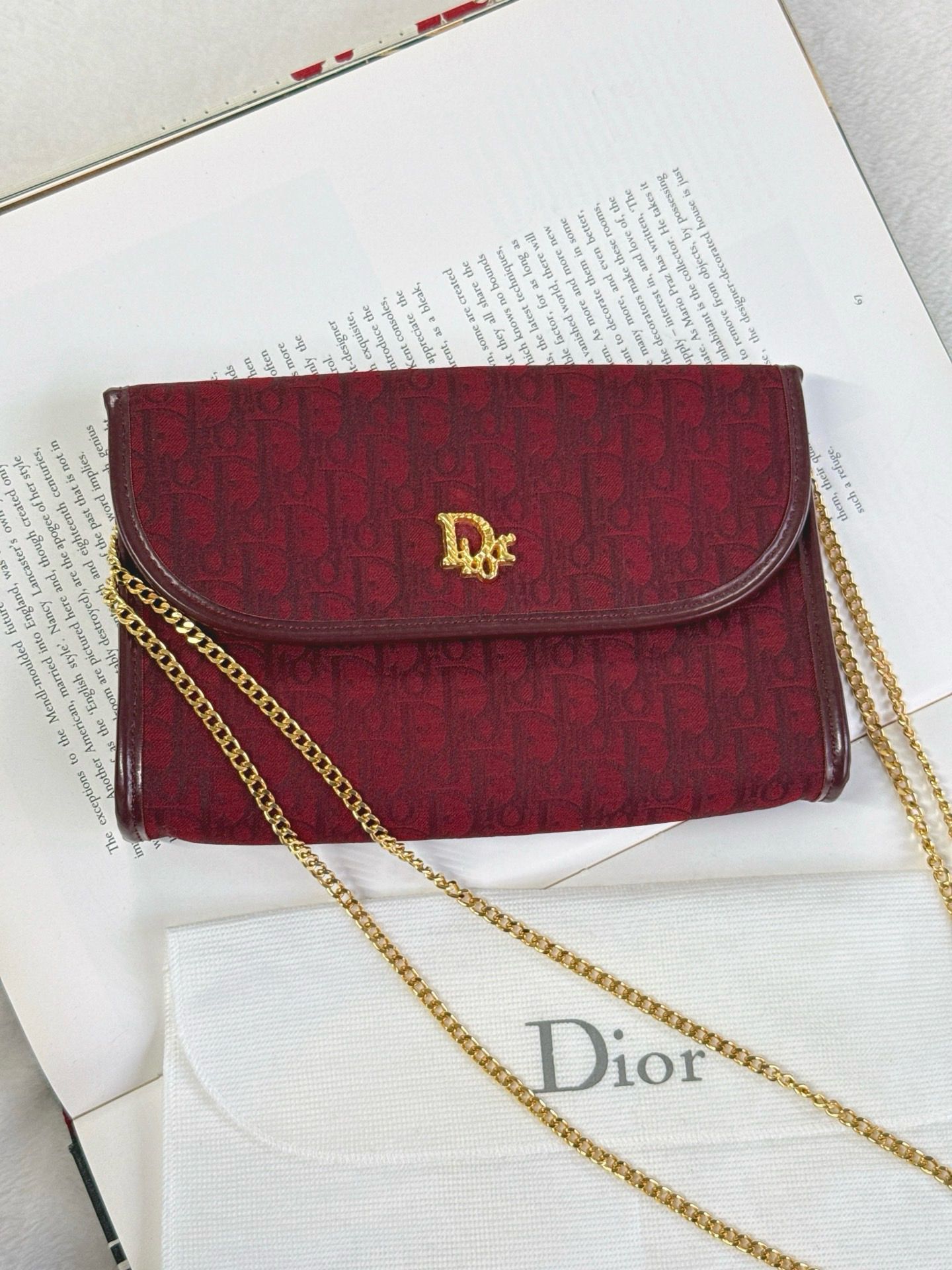 Dior紅金老花鏈條信封包  ➕袋
尺寸約19*4*12cm 
$4288 hkd