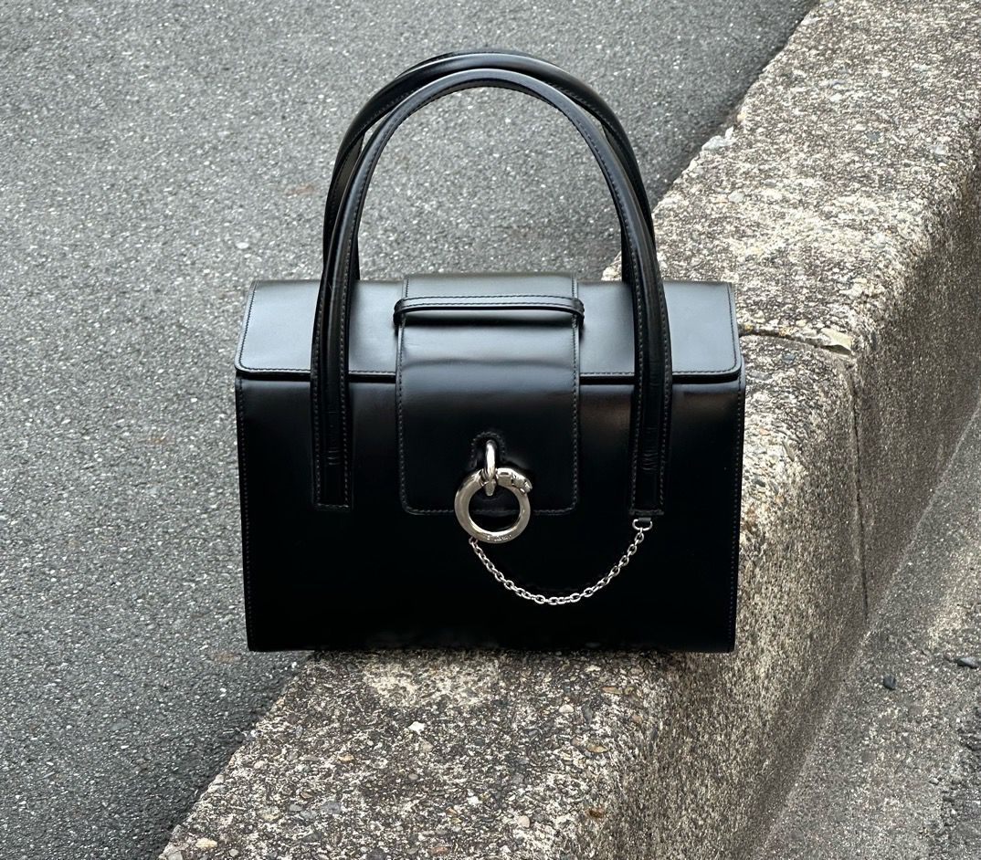 卡地亞BOX黑銀豹子扣小盒子手提包
約24x16x12CM
98新🆕孤品、品相新
高級復古感
日本💰$4780