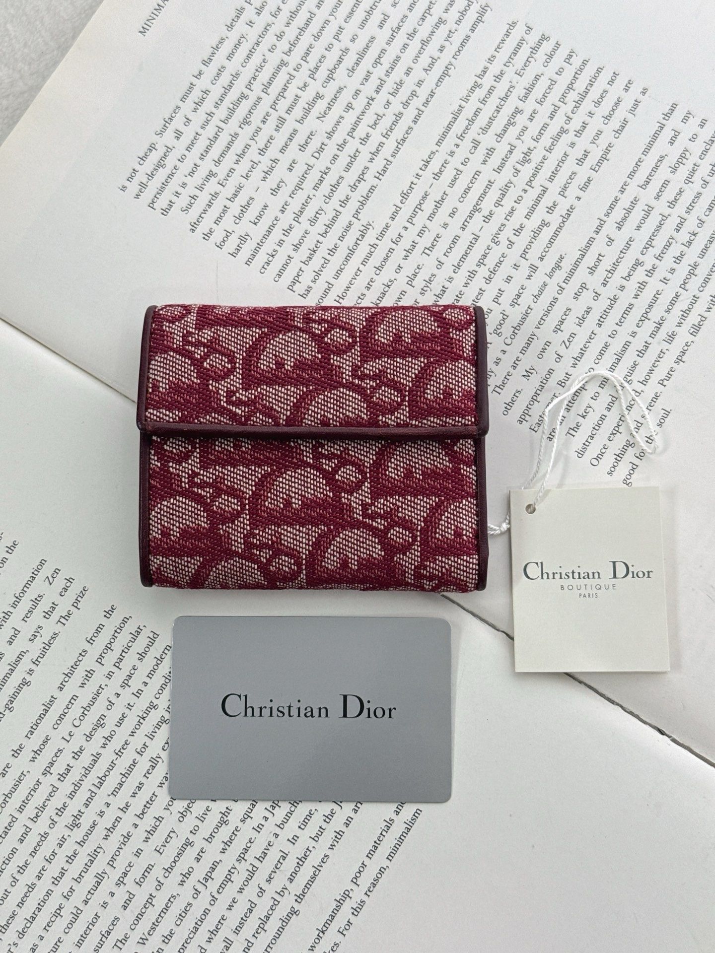Dior紅色老花錢包 ➕袋➕吊牌➕卡
尺寸約10*2*8.5cm
💰$3680