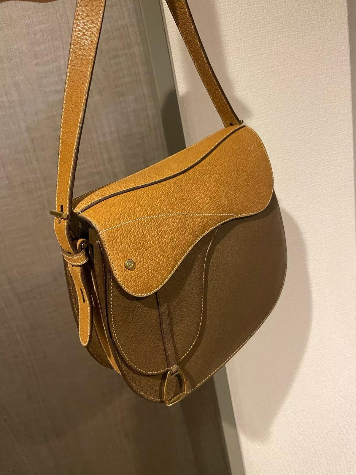 Gucci 拼色馬鞍小豬包
23年走秀款也有復刻的vintage馬鞍包，斜挎背🉑調節肩帶。摩卡咖啡☕️色豬皮材質，內襯全皮不會掉粉粘皮size24*22cm
$4880 hkd