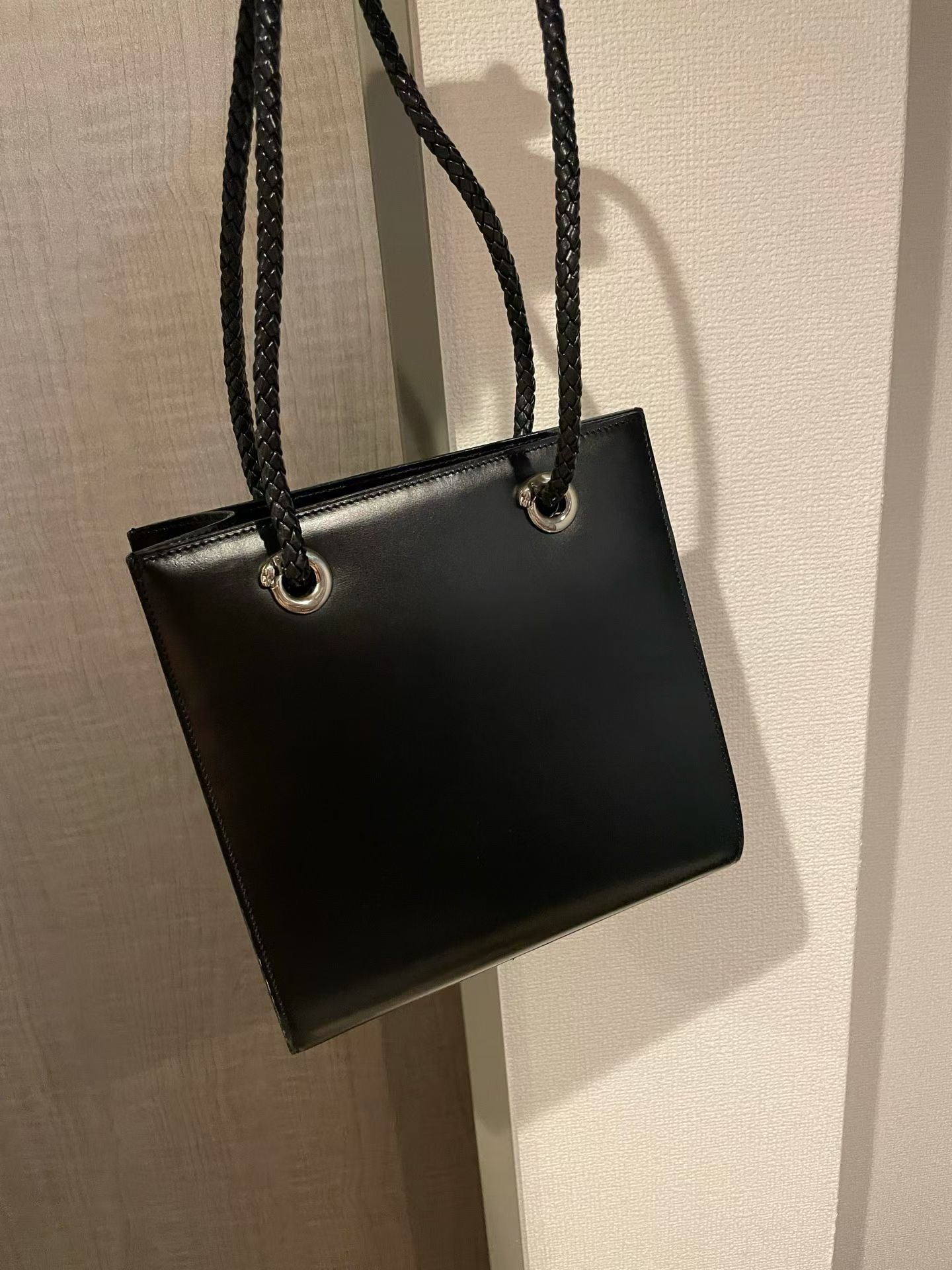 Cartier 豹子扣2way box🐆
內外全皮的卡地亞❤️編制牛皮肩帶可以腋下單肩&斜挎調節設計。光面box小牛皮材質，很輕微使用程度✨內襯麂皮豹紋面。
$4180