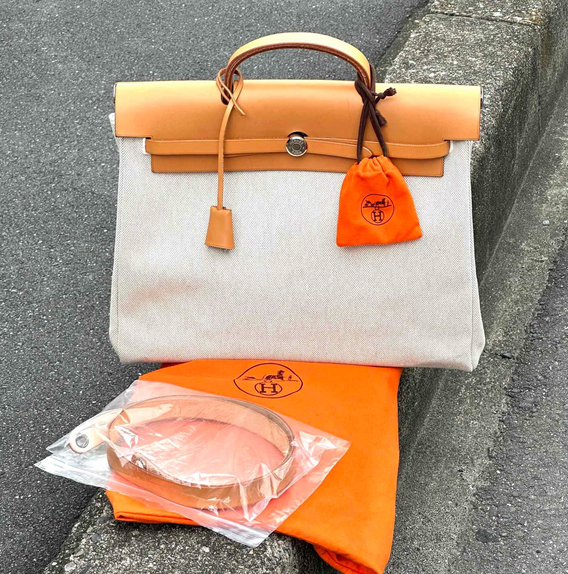 愛馬仕HERMES焦糖x米白中號39
男女通用款
約39x30x12CM
附：🔒🔑、袋（無替換包）
98新🆕狀態好
通勤首選
日本💰10998 hkd