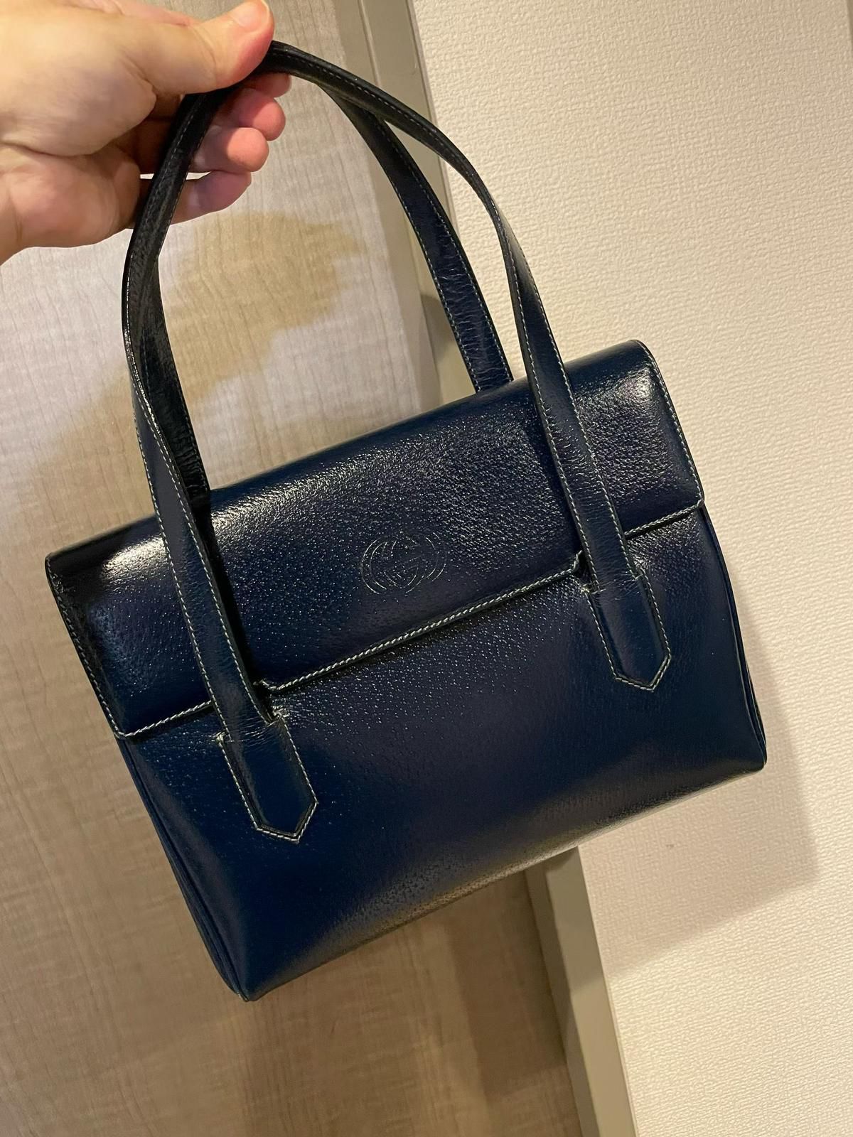 Dior 墨色劍橋小托特
油潤又耐磨的豬皮材質。顏色也很高級優雅的深藍色系。**保存品**一隻，內襯也是貴款麂皮面&門童金扣✨
$4280 hkd